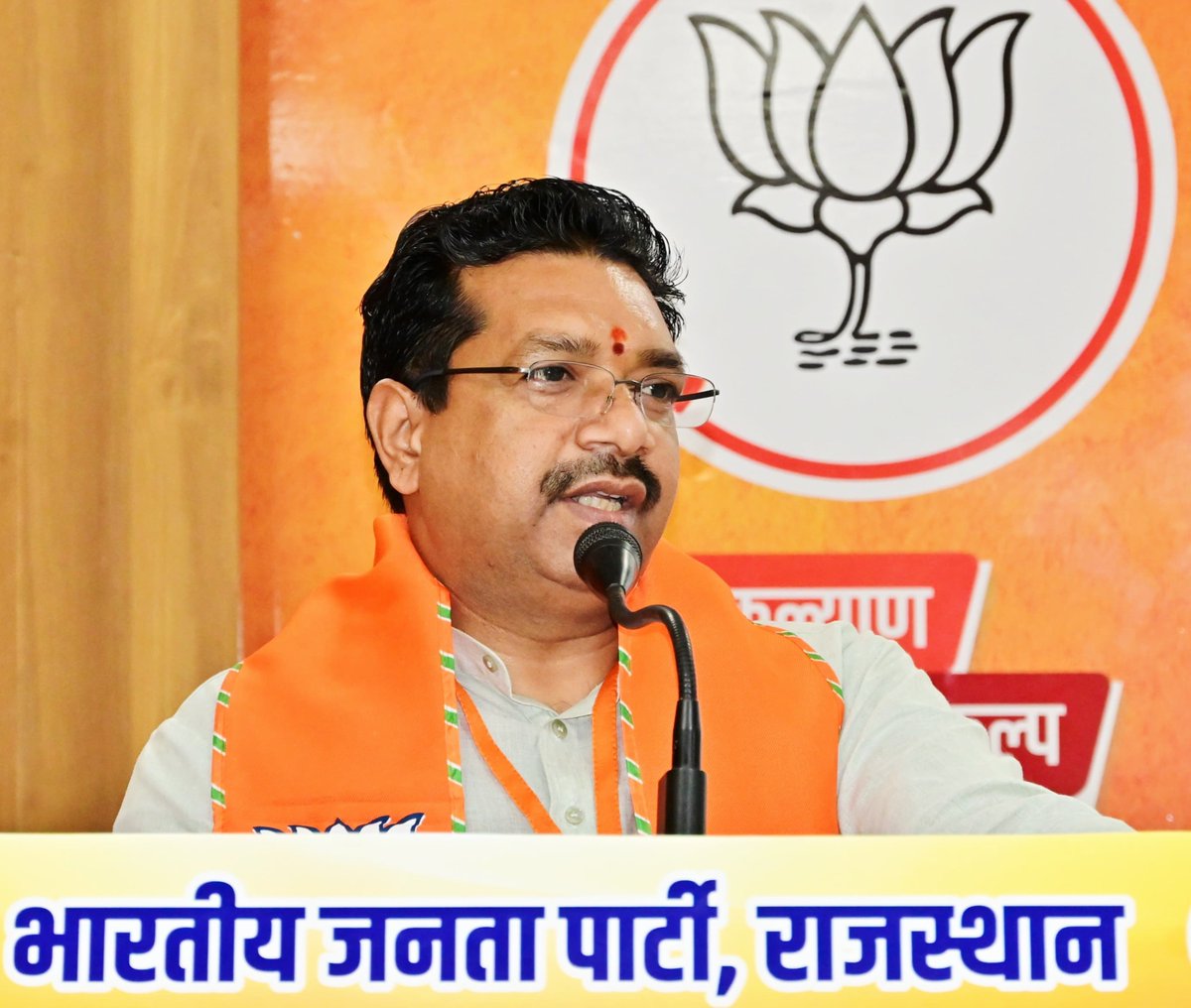 ajaeybjp's tweet photo. आज प्रदेश भाजपा कार्यालय, जयपुर में आयोजित विधानसभा प्रवासी कार्यकर्ताओं की संगठनात्मक बैठक को प्रदेश अध्यक्ष श्री @madanrrathore जी के साथ सम्बोधित किया। 

बैठक में प्रदेश उपाध्यक्ष श्री @m_dadheech जी व श्री @JodhaNahar जी एवं प्रदेश महामंत्री श्री @mithileshjaipur जी उपस्थित रहे।

@BJP4Rajasthan