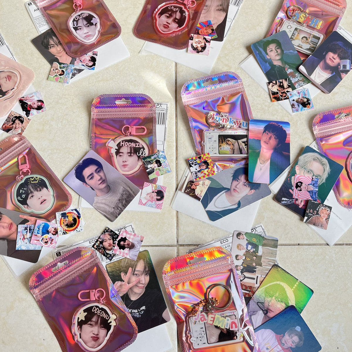lusyuthings's tweet photo. packing ⭐️_⭐️
#keychain #fanmade #kpopsale https://t.co/opwumau0A6