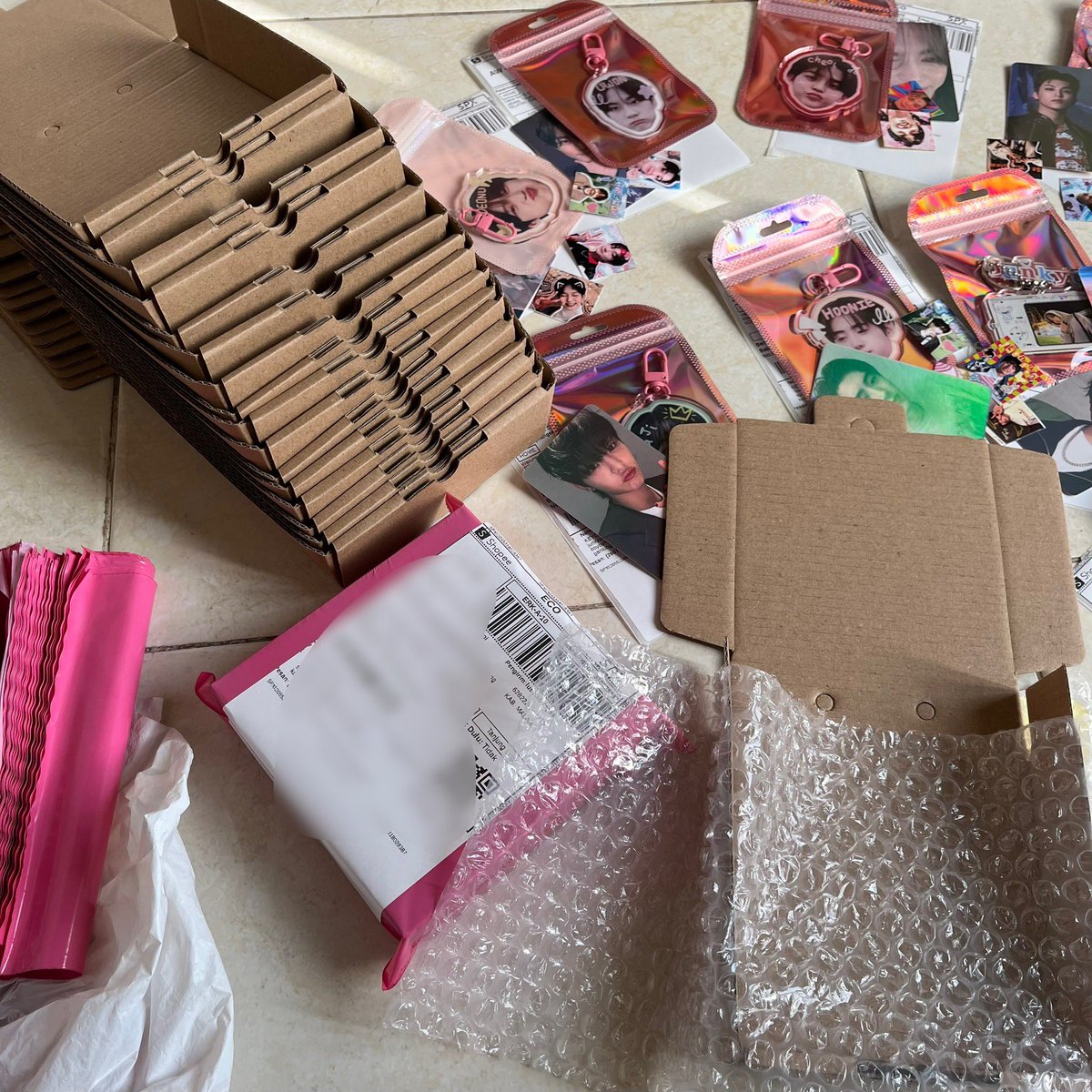 lusyuthings's tweet photo. packing ⭐️_⭐️
#keychain #fanmade #kpopsale https://t.co/opwumau0A6