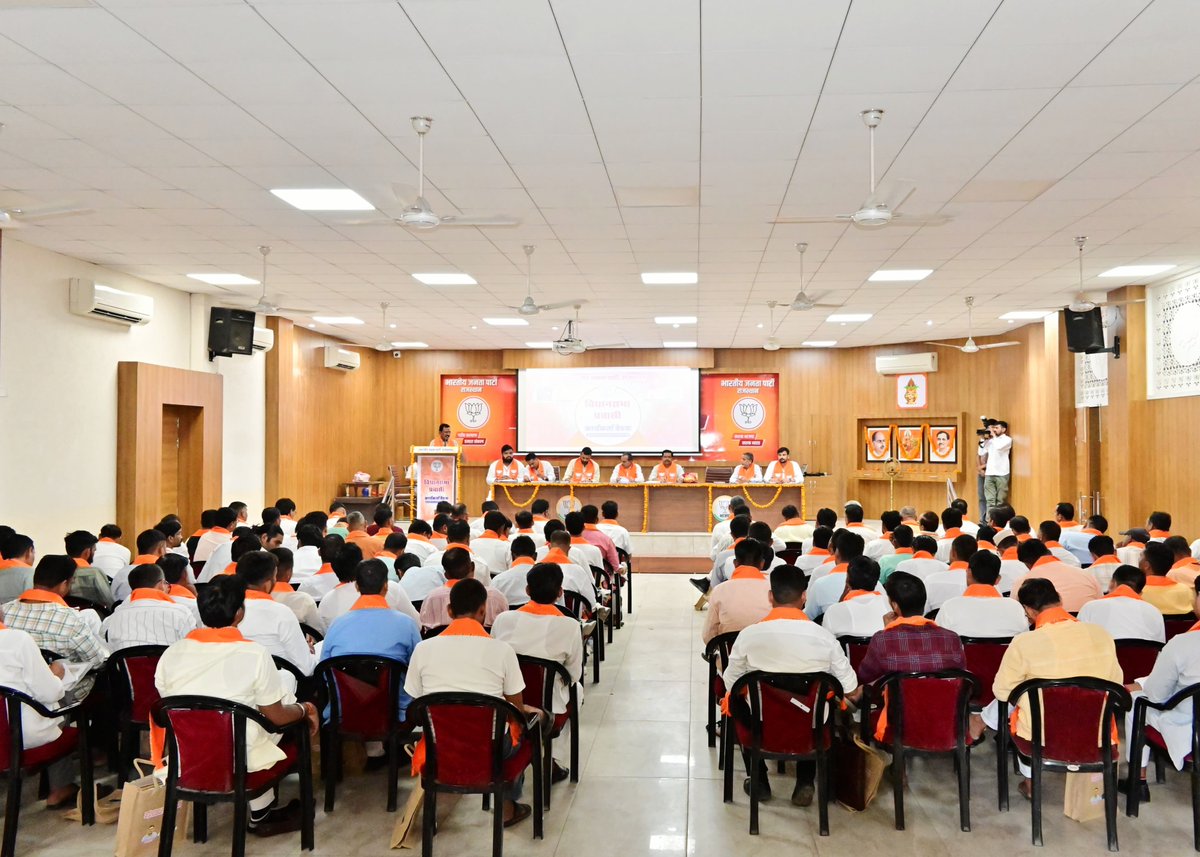 ajaeybjp's tweet photo. आज प्रदेश भाजपा कार्यालय, जयपुर में आयोजित विधानसभा प्रवासी कार्यकर्ताओं की संगठनात्मक बैठक को प्रदेश अध्यक्ष श्री @madanrrathore जी के साथ सम्बोधित किया। 

बैठक में प्रदेश उपाध्यक्ष श्री @m_dadheech जी व श्री @JodhaNahar जी एवं प्रदेश महामंत्री श्री @mithileshjaipur जी उपस्थित रहे।

@BJP4Rajasthan
