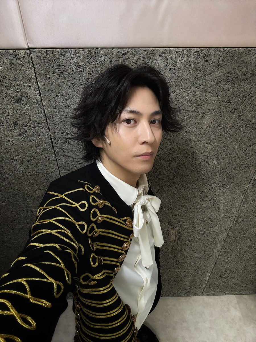 YuukiIzawa's tweet photo. 『コテンペスト』本日大千穐楽を迎えました🌀

座長の小手さんの背中が本当にカッコよかった。劇中で仰っていた言葉は例え台詞でも、これからの役者人生の励みになるほど力を頂きました。

ご来場頂いた新規のセバッサーの皆様ありがとうございました。 https://t.co/ZN2nBQWUjx