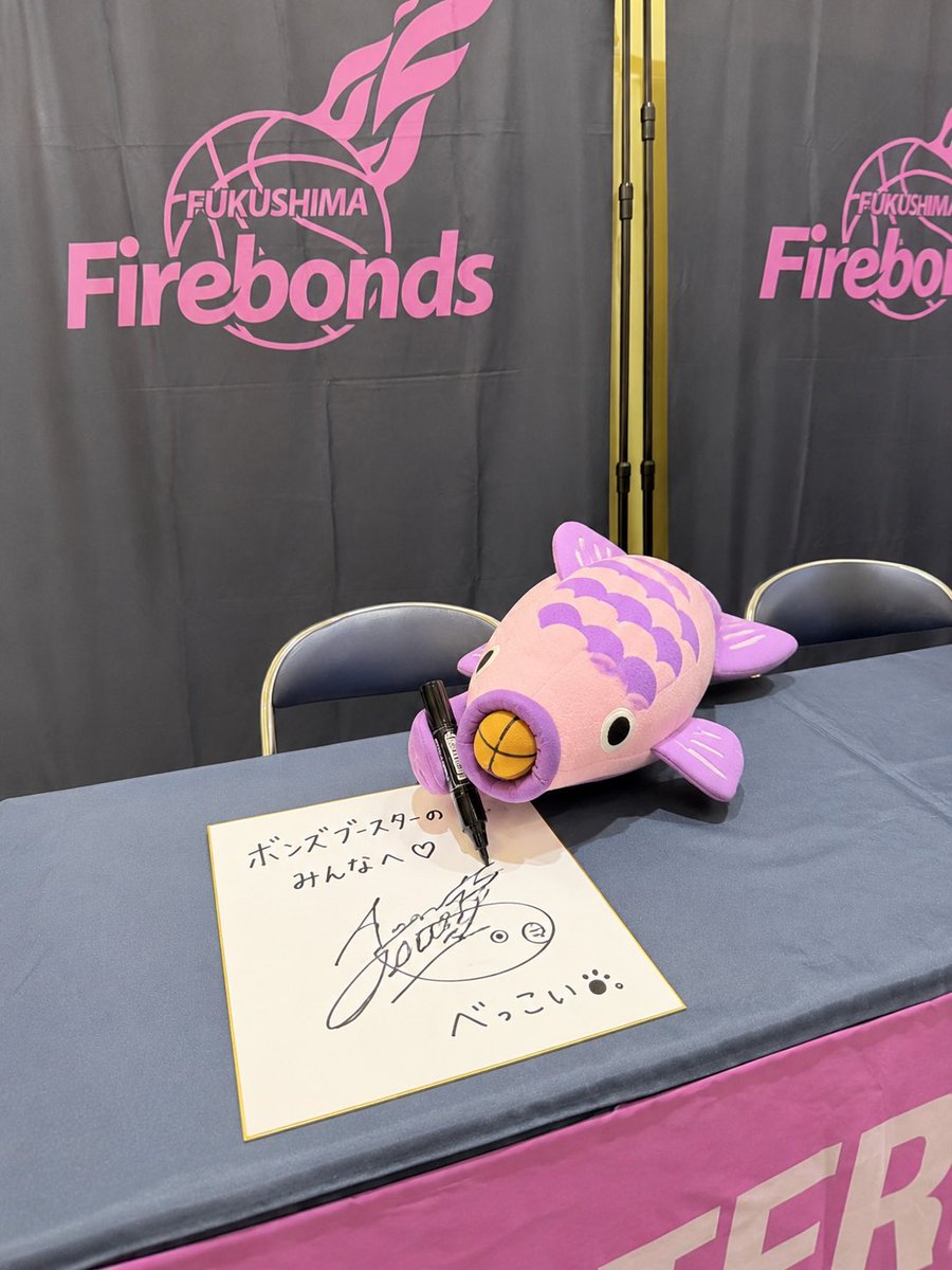 nendo_kfg's tweet photo. 新川選手の利き手は左ですが、
わたくしの利きヒレは右です!🟣🐟✍️
サインを練習しながら願ってます。
鯉、コイ、来い!
勝利もこい🔥
サインを書くたびに勝機上昇⤴️⤴️⤴️
ボンズファミリー、もっともっと来い!!💜🏀🐟
#firebonds
#勝利を呼ぶ鯉
#べっこい
#fuup
#福島アパレル https://t.co/hLa5fcCQ8u