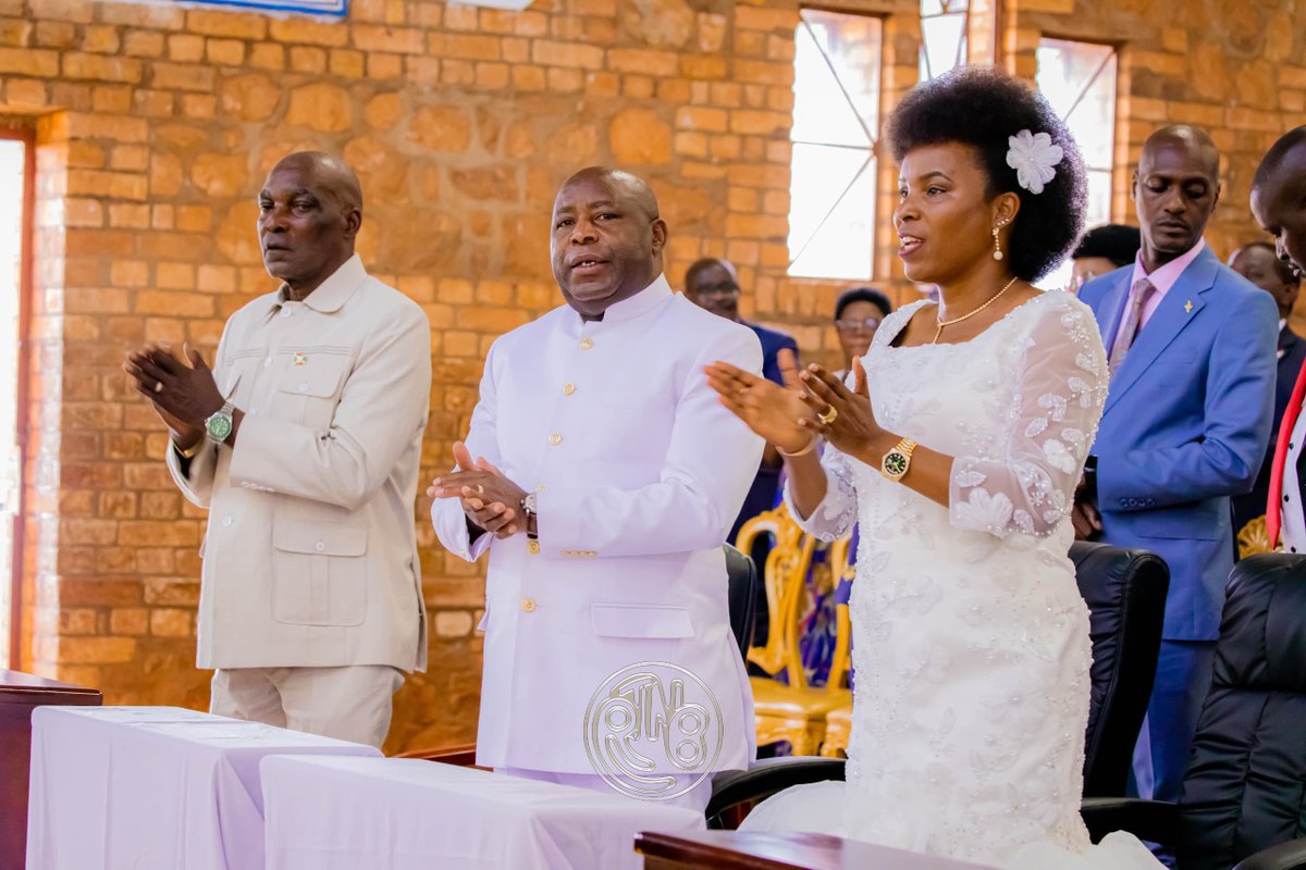 RTNBurundi's tweet photo. #Burundi : Jubilé d'Or de la Première Dame

 𝗟𝗮 𝗣𝗿𝗲𝗺𝗶𝗲̀𝗿𝗲 𝗗𝗮𝗺𝗲 𝗱𝘂 𝗕𝘂𝗿𝘂𝗻𝗱𝗶, @𝗕𝘂𝗿𝘂𝗻𝗱𝗶𝟭𝘀𝘁𝗟𝗮𝗱𝘆 𝗰𝗲́𝗹𝗲̀𝗯𝗿𝗲 𝘀𝗼𝗻 𝗷𝘂𝗯𝗶𝗹𝗲́ 𝗱𝗲 𝟱𝟬 𝗮𝗻𝘀

Ce samedi 18 juillet 2026, la Première Dame du Burundi, @Burundi1stLady , a célébré son jubilé marquant ses 50 ans. Les festivités se sont déroulées en présence du Président de la République @GeneralNeva , du Vice-Président de la République Prosper Bazombanza, du Premier Ministre Nestor Ntahontuye, du Président de l'Assemblée Nationale Gélase Daniel Ndabirabe, des membres du corps diplomatique, des responsables religieux, de l'ancienne Première Dame Denise Nkurunziza, ainsi que de nombreux invités, proches et amis.

 𝗨𝗻𝗲 𝗺𝗲𝘀𝘀𝗲 𝗱'𝗮𝗰𝘁𝗶𝗼𝗻 𝗱𝗲 𝗴𝗿𝗮̂𝗰𝗲 𝗽𝗼𝘂𝗿 𝗼𝘂𝘃𝗿𝗶𝗿 𝗹𝗲𝘀 𝗳𝗲𝘀𝘁𝗶𝘃𝗶𝘁𝗲́𝘀

Les célébrations ont débuté par une messe d'action de grâce célébrée à la Paroisse Murayi, à #Kibimba . L'office religieux a été présidé par Mgr Simon Ntamwana, Archevêque émérite, qui a rendu grâce à Dieu pour les cinquante années de vie de la Première Dame.

Dans son homélie, Mgr Simon Ntamwana a souhaité à la Première Dame  @Burundi1stLady une longue vie, une bonne santé et la réussite dans toutes ses entreprises. Il a également prié pour que Dieu continue de bénir sa famille et de lui accorder la force de poursuivre ses œuvres de charité au service de la population.