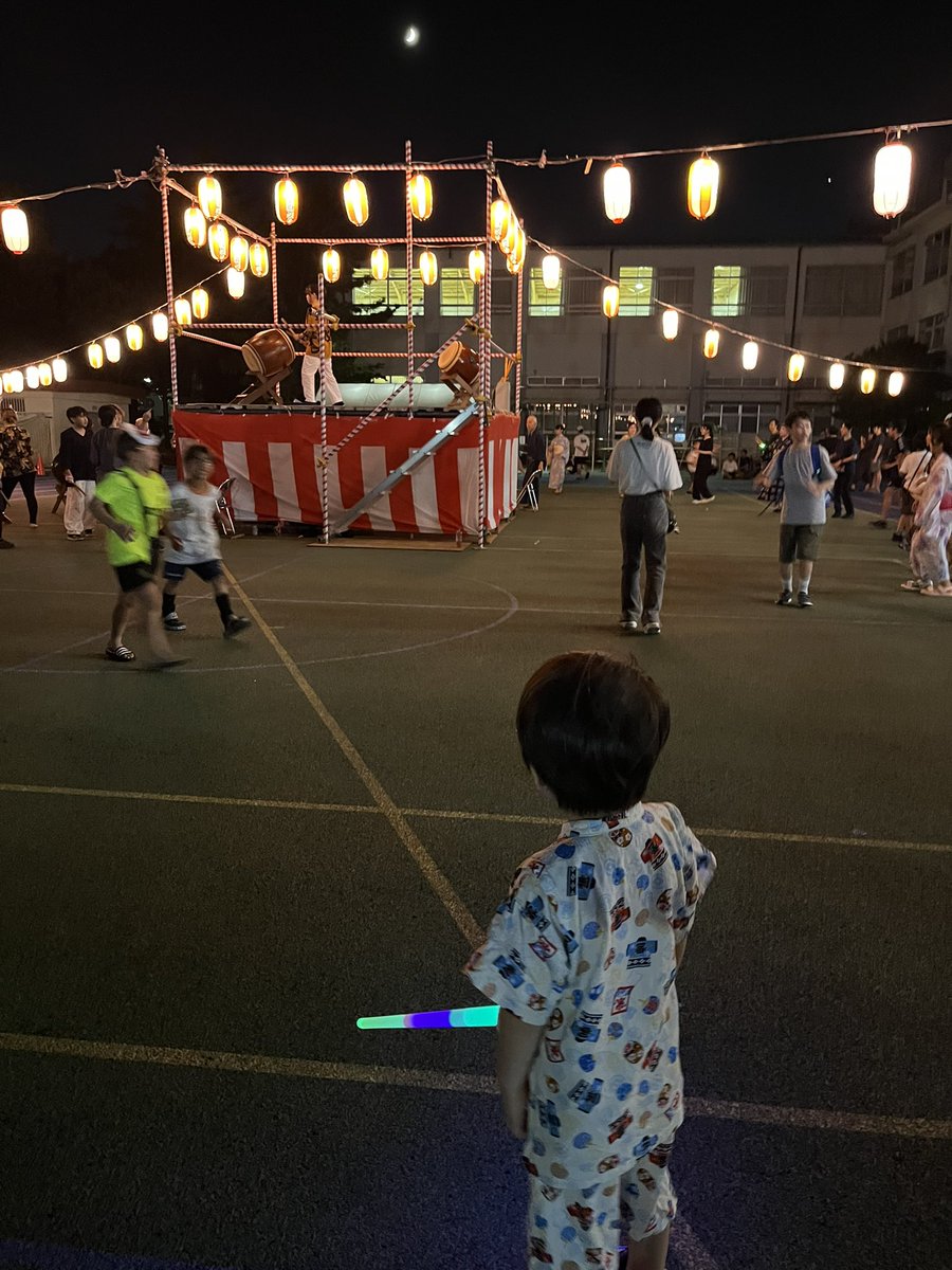 yrn43's tweet photo. お祭りシーズンが始まりましたね✨
連日各町会の盆踊りへ！

去年まで抱っこしながら踊ってたけど
今年は歩いてくれるので
踊ることができて楽しい！！！
(息子は踊ってくれません🤦🏻‍♀️)

各町会の皆様のご尽力で連日とても楽しませていただいています！！
ありがとうございます！！！ https://t.co/EaZdm7V5IH
