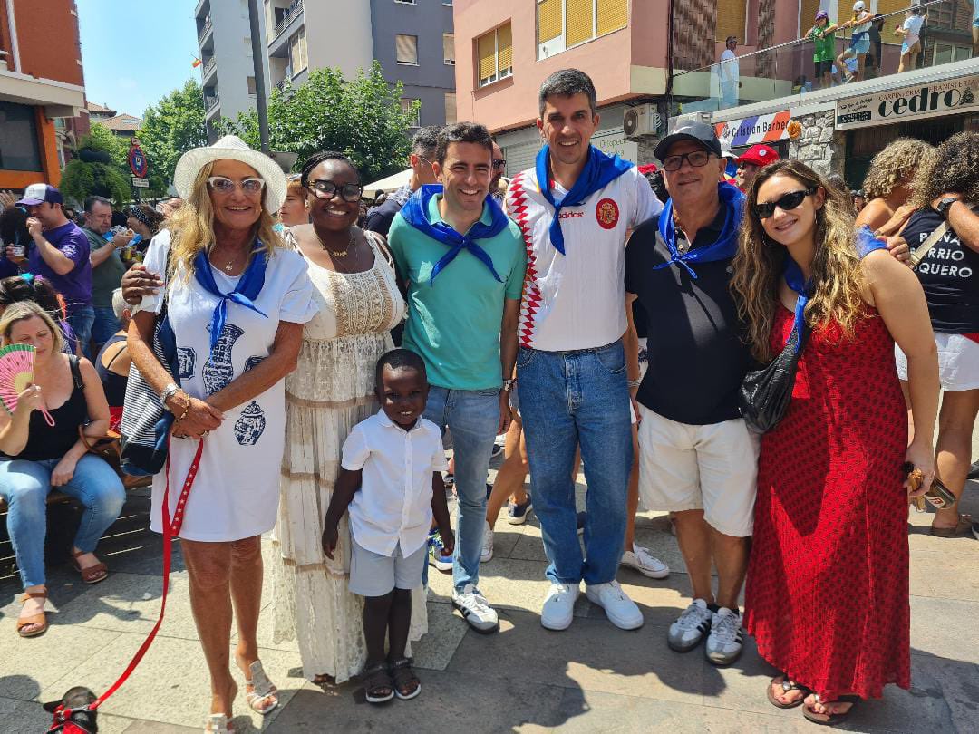 pedro_casares's tweet photo. Disfrutando de la Semana Grande de Santander con quienes la hacen grande, las peñas.

Con la peña Los Chatos en el Grupo Amaro. ¡Que grandes sois! https://t.co/4hIKtDUnJM