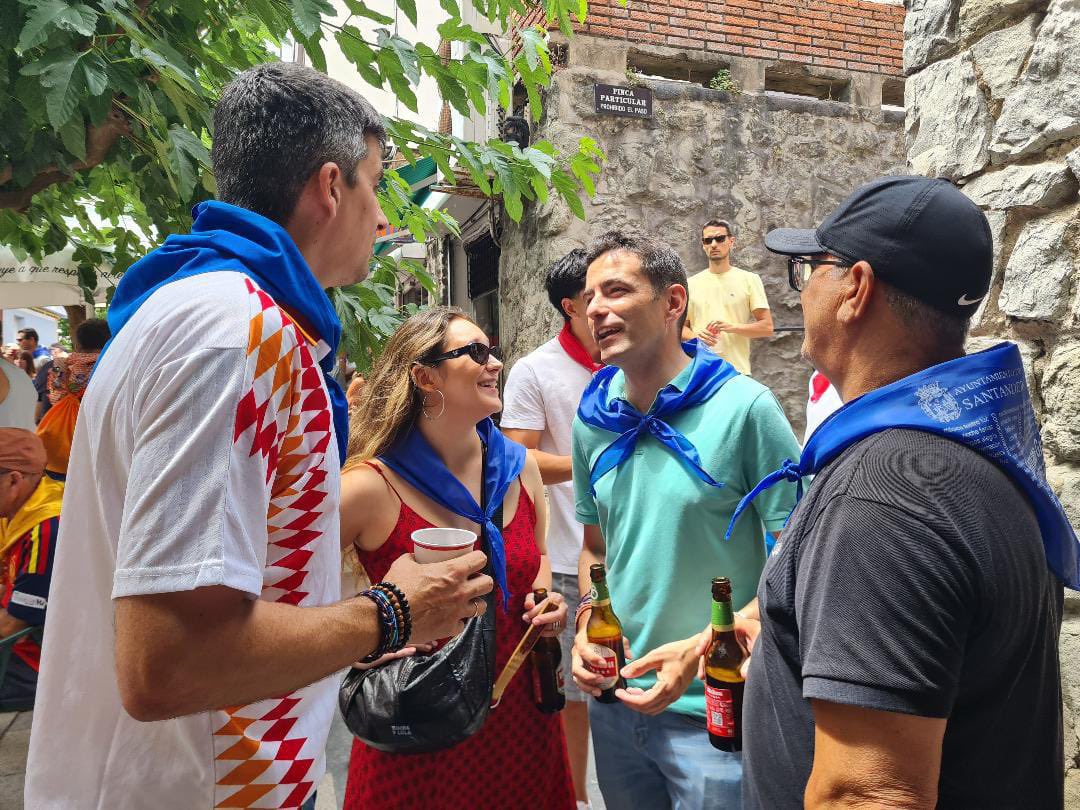 pedro_casares's tweet photo. Disfrutando de la Semana Grande de Santander con quienes la hacen grande, las peñas.

Con la peña Los Chatos en el Grupo Amaro. ¡Que grandes sois! https://t.co/4hIKtDUnJM