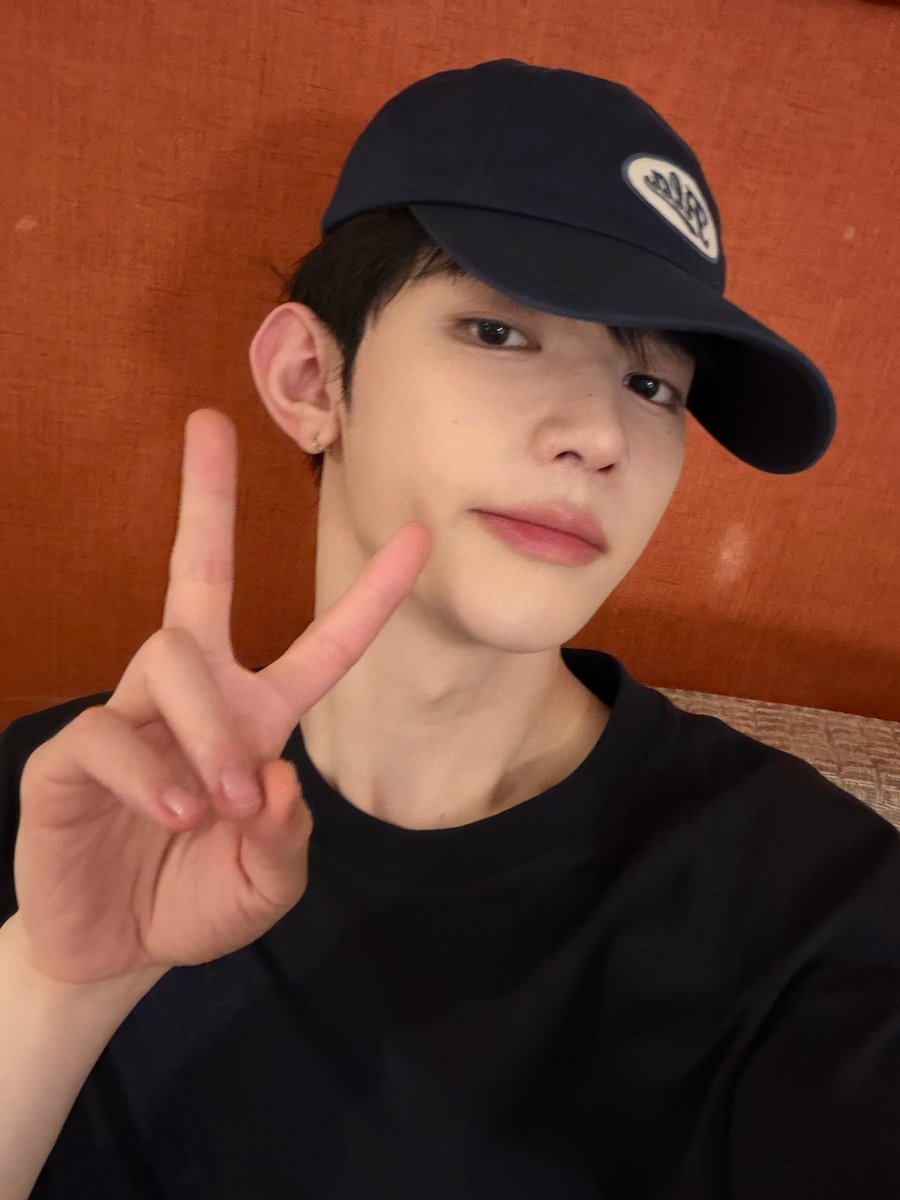 haotexts's tweet photo. 260719 🎻💭

“i'm going to sleep earlier today toooo”
“i just went for a walk”
“it's raining a little bit” https://t.co/GoRT2FnCK6