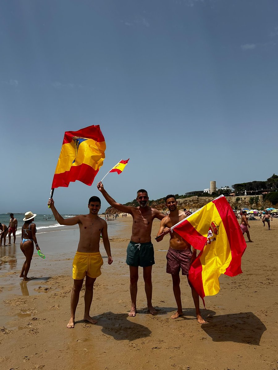vmgonrod's tweet photo. @UnionistasCF y @Cadiz_CF Unidos animando a España en La Barrosa https://t.co/EuwvXPaBpG