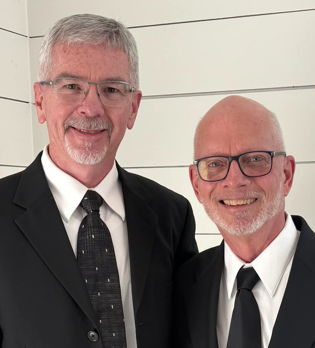 AcervoCharts's tweet photo. Pastor que passou quase 20 anos pregando a “cura gay” pediu desculpas e se casou com outro pastor. https://t.co/KRAO8AeXOY