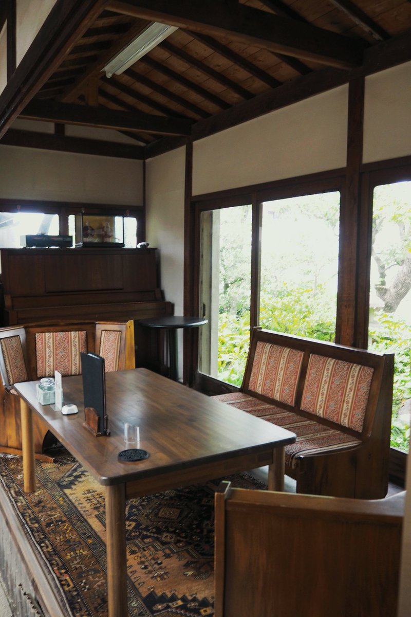 jandk1027's tweet photo. お庭が見える席、ソファ席、畳のお部屋、
アンティークで少し洋風な家具のあるお部屋…
それぞれのお部屋にそれぞれの良さがあって
本当に素敵だった…✨
この日は平日の昼過ぎだったので、
訪問時は私を含め4組のお客様がいて
帰る頃には一瞬貸し切りになっていて
すごく贅沢な時間を過ごせました🍵 https://t.co/PTQQqkBGNM