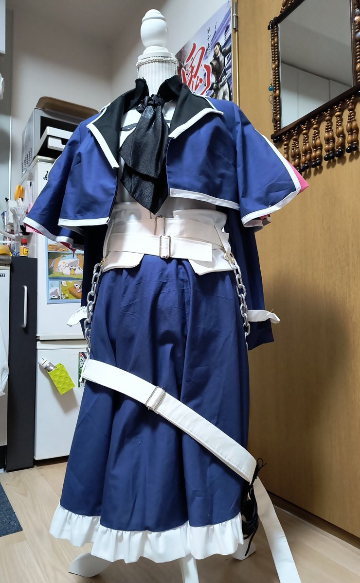 zero_49_vierzig's tweet photo. 1週間で完成させたの私にしては凄すぎる。全円スカートにフリル入れる作業が苦痛すぎたww漫画1巻しか出てない資料の中からよく作った！！ https://t.co/hVBiQ8iTqt
