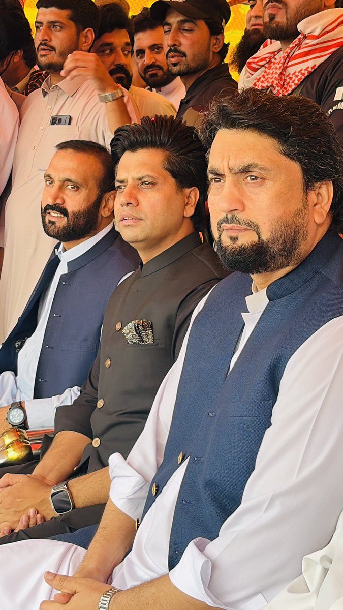 ShafiJanPTI's tweet photo. صوبائی وزیر اطلاعات شفیع جان، ایم این اے شہر یار آفریدی ،صوبائی وزیر قانون آفتاب عالم آفریدی اور ڈیڈک چیئرمین داود شاہ آفریدی کی قدیمی کھیل بیل دوڑ میں شرکت

صوبائی وزیر اطلاعات شفیع جان، صوبائی وزیر قانون آفتاب عالم آفریدی اور ڈیڈک چیئرمین و رکنِ صوبائی اسمبلی داود شاہ آفریدی نے قدیمی اور روایتی کھیل بیل دوڑ کی تقریب میں شرکت کی۔

اس موقع پر تینوں رہنماؤں نے کھیل میں بھرپور دلچسپی کا اظہار کیا اور مقامی افراد، کھلاڑیوں اور معززین سے ملاقات کی۔ انہوں نے عوام سے گفتگو کرتے ہوئے کہا کہ روایتی کھیل ہماری ثقافتی شناخت اور تاریخی ورثہ ہیں، جن کا فروغ نئی نسل کو اپنی تہذیب اور روایات سے جوڑے رکھنے کے لیے نہایت ضروری ہے۔

رہنماؤں نے اس عزم کا اظہار کیا کہ خیبرپختونخوا کی ثقافت، روایتی کھیلوں اور مثبت سرگرمیوں کے فروغ کے لیے ہر ممکن تعاون جاری رکھا جائے گا۔ تقریب کے شرکاء نے بھی رہنماؤں کی آمد کا خیرمقدم کیا اور ان سے مختلف عوامی امور پر تبادلۂ خیال کیا۔