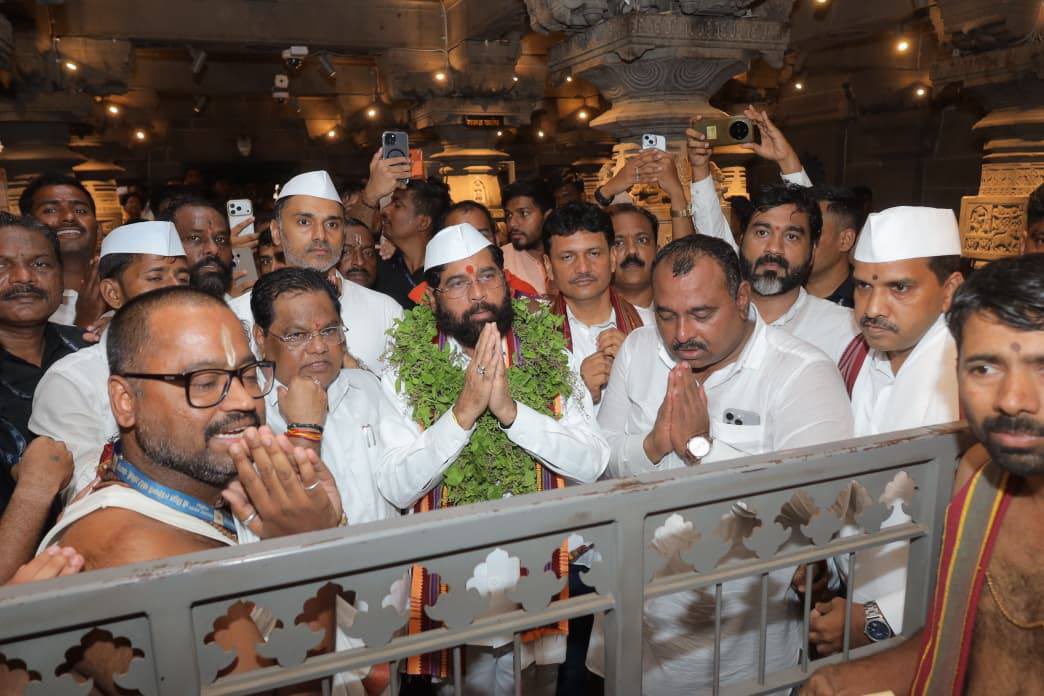 mieknathshinde's tweet photo. 📍 पंढरपूर |

बोलावा विठ्ठल ।
पहावा विठ्ठल ।
करावा विठ्ठल ।
जीवभाव !

आषाढी वारिसाठी प्रशासनाने केलेल्या तयारीचा आढावा घेण्यासाठी श्री क्षेत्र पंढरपूरला गेलो असता आज विठ्ठल- रुक्मिणी मातेचे मुखदर्शन घेतले. 

पंढरपूरच्या वारीतला खरा व्हीआयपी हा सर्वसामान्य वारकरी असून त्याची वारी सुखाची आणि संपूर्ण व्हावी यासाठी शक्य ते सारे प्रयत्न आम्ही करत आहोत. यंदा भाविकांची दर्शन रांगेत मोठी गर्दी असून त्यांना सुलभ आणि जलद दर्शन मिळावे यासाठी मी आणि माझ्या सहकारी मंत्र्यांनी विठ्ठलाचे मुखदर्शन घेतले. 

यावेळी विठ्ठल रुक्मिणी मंदिर देवस्थान समितीच्या वतीने माझा शाल आणि श्री विठ्ठल-रुक्मिणीची मूर्ती देऊन सत्कार करण्यात आला. हा सत्कार विठ्ठलाचा कृपाशीर्वाद मानून त्याचा विनम्रपणे स्वीकार केला. 

यावेळी मंदिर जतन आणि संवर्धनाचे कामाचा तसेच प्रस्तावित नवीन दर्शन मंडपाच्या कामाचा देखील आढावा घेतला. तसेच पंढरपूर कॉरिडॉरबाबत नागरिकांशी चर्चा करून त्यांना विश्वासात घेऊनच पुढील कार्यवाही करण्यात येईल असेही स्पष्ट केले. 

यावेळी आरोग्य मंत्री प्रकाश आबिटकर, गृहराज्यमंत्री योगेश कदम, आमदार तानाजी सावंत, आमदार समाधान आवताडे, आमदार राजू खरे, आमदार अभिजीत पाटील आणि सबंधित अधिकारी उपस्थित होते.

#Pandharpur #Vithoba #Rakhumai #Pandurang #EknathShinde #Maharashtra 
@abitkar_prakash @iYogeshRKadam
