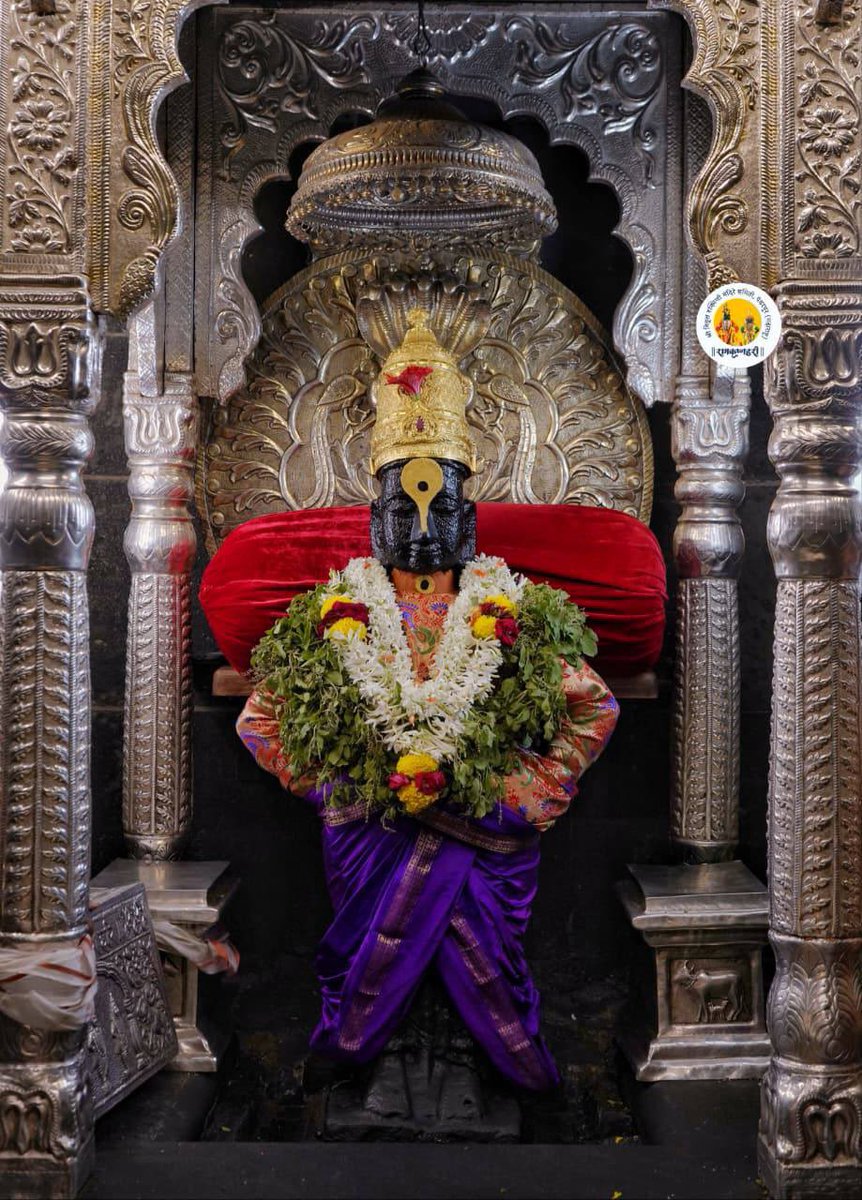 mieknathshinde's tweet photo. 📍 पंढरपूर |

बोलावा विठ्ठल ।
पहावा विठ्ठल ।
करावा विठ्ठल ।
जीवभाव !

आषाढी वारिसाठी प्रशासनाने केलेल्या तयारीचा आढावा घेण्यासाठी श्री क्षेत्र पंढरपूरला गेलो असता आज विठ्ठल- रुक्मिणी मातेचे मुखदर्शन घेतले. 

पंढरपूरच्या वारीतला खरा व्हीआयपी हा सर्वसामान्य वारकरी असून त्याची वारी सुखाची आणि संपूर्ण व्हावी यासाठी शक्य ते सारे प्रयत्न आम्ही करत आहोत. यंदा भाविकांची दर्शन रांगेत मोठी गर्दी असून त्यांना सुलभ आणि जलद दर्शन मिळावे यासाठी मी आणि माझ्या सहकारी मंत्र्यांनी विठ्ठलाचे मुखदर्शन घेतले. 

यावेळी विठ्ठल रुक्मिणी मंदिर देवस्थान समितीच्या वतीने माझा शाल आणि श्री विठ्ठल-रुक्मिणीची मूर्ती देऊन सत्कार करण्यात आला. हा सत्कार विठ्ठलाचा कृपाशीर्वाद मानून त्याचा विनम्रपणे स्वीकार केला. 

यावेळी मंदिर जतन आणि संवर्धनाचे कामाचा तसेच प्रस्तावित नवीन दर्शन मंडपाच्या कामाचा देखील आढावा घेतला. तसेच पंढरपूर कॉरिडॉरबाबत नागरिकांशी चर्चा करून त्यांना विश्वासात घेऊनच पुढील कार्यवाही करण्यात येईल असेही स्पष्ट केले. 

यावेळी आरोग्य मंत्री प्रकाश आबिटकर, गृहराज्यमंत्री योगेश कदम, आमदार तानाजी सावंत, आमदार समाधान आवताडे, आमदार राजू खरे, आमदार अभिजीत पाटील आणि सबंधित अधिकारी उपस्थित होते.

#Pandharpur #Vithoba #Rakhumai #Pandurang #EknathShinde #Maharashtra 
@abitkar_prakash @iYogeshRKadam