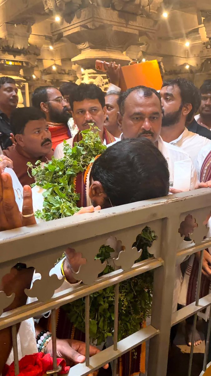 mieknathshinde's tweet photo. 📍 पंढरपूर |

बोलावा विठ्ठल ।
पहावा विठ्ठल ।
करावा विठ्ठल ।
जीवभाव !

आषाढी वारिसाठी प्रशासनाने केलेल्या तयारीचा आढावा घेण्यासाठी श्री क्षेत्र पंढरपूरला गेलो असता आज विठ्ठल- रुक्मिणी मातेचे मुखदर्शन घेतले. 

पंढरपूरच्या वारीतला खरा व्हीआयपी हा सर्वसामान्य वारकरी असून त्याची वारी सुखाची आणि संपूर्ण व्हावी यासाठी शक्य ते सारे प्रयत्न आम्ही करत आहोत. यंदा भाविकांची दर्शन रांगेत मोठी गर्दी असून त्यांना सुलभ आणि जलद दर्शन मिळावे यासाठी मी आणि माझ्या सहकारी मंत्र्यांनी विठ्ठलाचे मुखदर्शन घेतले. 

यावेळी विठ्ठल रुक्मिणी मंदिर देवस्थान समितीच्या वतीने माझा शाल आणि श्री विठ्ठल-रुक्मिणीची मूर्ती देऊन सत्कार करण्यात आला. हा सत्कार विठ्ठलाचा कृपाशीर्वाद मानून त्याचा विनम्रपणे स्वीकार केला. 

यावेळी मंदिर जतन आणि संवर्धनाचे कामाचा तसेच प्रस्तावित नवीन दर्शन मंडपाच्या कामाचा देखील आढावा घेतला. तसेच पंढरपूर कॉरिडॉरबाबत नागरिकांशी चर्चा करून त्यांना विश्वासात घेऊनच पुढील कार्यवाही करण्यात येईल असेही स्पष्ट केले. 

यावेळी आरोग्य मंत्री प्रकाश आबिटकर, गृहराज्यमंत्री योगेश कदम, आमदार तानाजी सावंत, आमदार समाधान आवताडे, आमदार राजू खरे, आमदार अभिजीत पाटील आणि सबंधित अधिकारी उपस्थित होते.

#Pandharpur #Vithoba #Rakhumai #Pandurang #EknathShinde #Maharashtra 
@abitkar_prakash @iYogeshRKadam