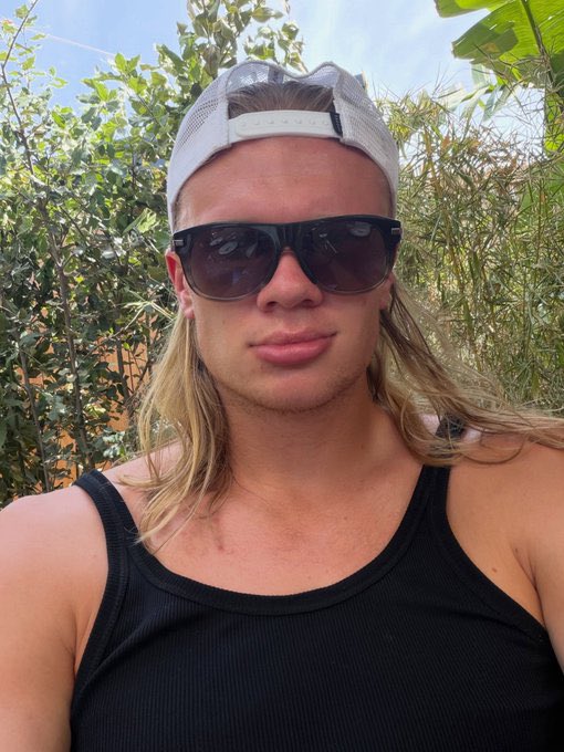 EFootballAgent's tweet photo. @Erling Throwing some Shade bro.. https://t.co/m8FNrPred7