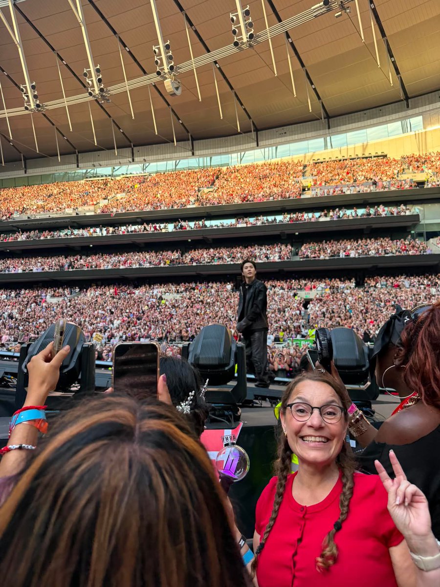 DaniaLarsen3's tweet photo. When your daughter shouts” mom, turn around and smile” and we both listens 💜🤣@bts_bighit 
@BTSLondonDay2 https://t.co/tSHnfhcdVI