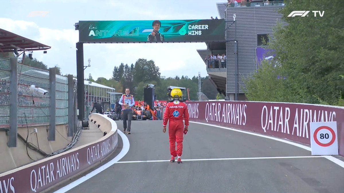 F1Krampon's tweet photo. 💔 Lewis Hamilton için yarışı özetleyen kare. https://t.co/s9p5nrpHVJ