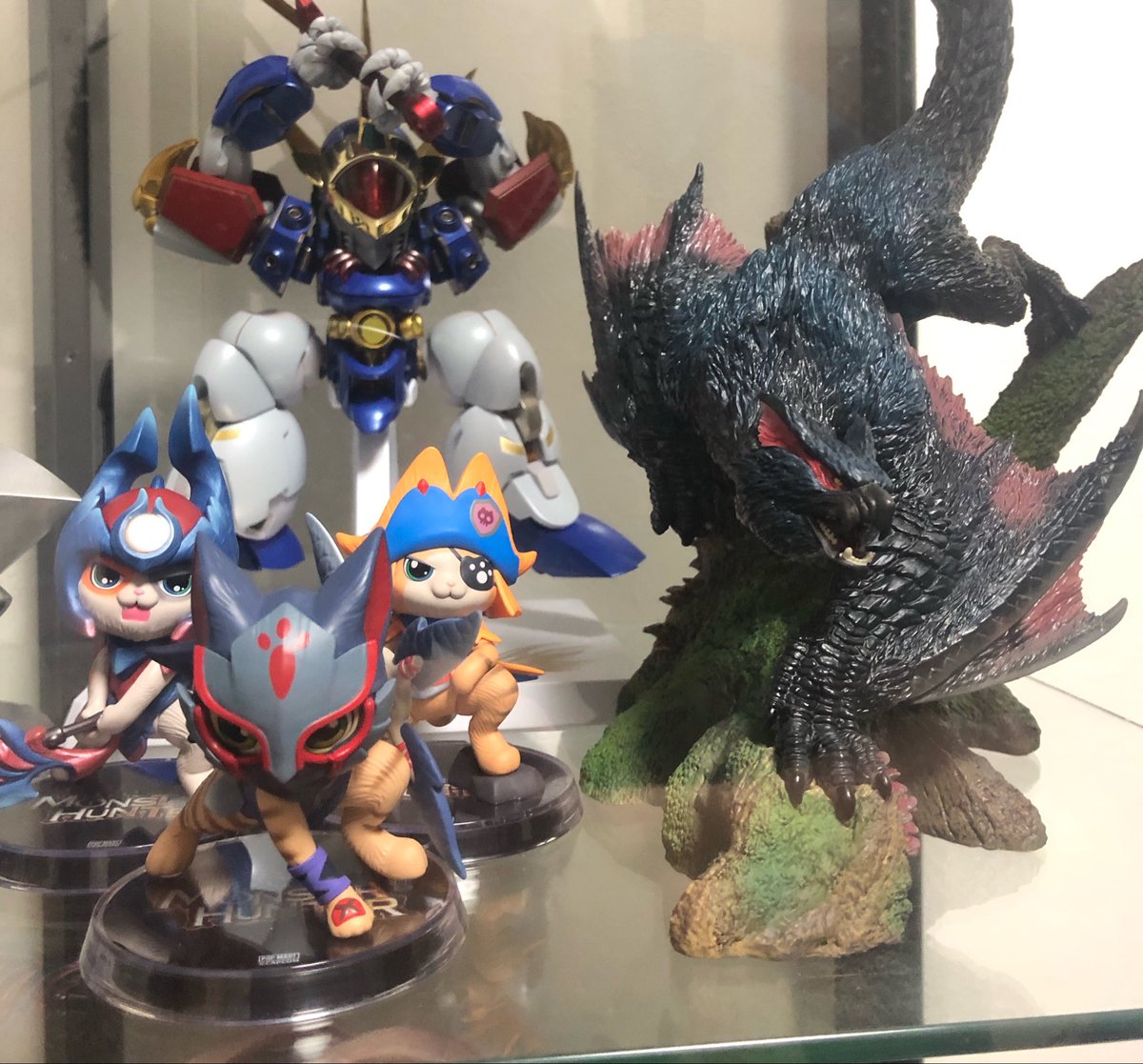 oogamikakeru's tweet photo. 今日買ったPOP MARTのアイルー達を飾ったらナルガのフィギュアと対になるようなポーズで感動してる！
これって偶然なんだろうか https://t.co/JUWHUcTp43