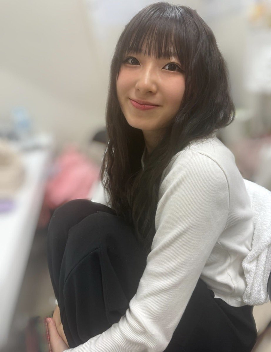 yui97aaa's tweet photo. ちょっと待って⁉️体育座りしてこの優しい顔して微笑んでるいちかちゃん可愛すぎやばい。
大優勝🏆😭😭😭😭
私が髪ほどいたら山姥と瓜二つだよ。 https://t.co/1JqAMGe9SE
