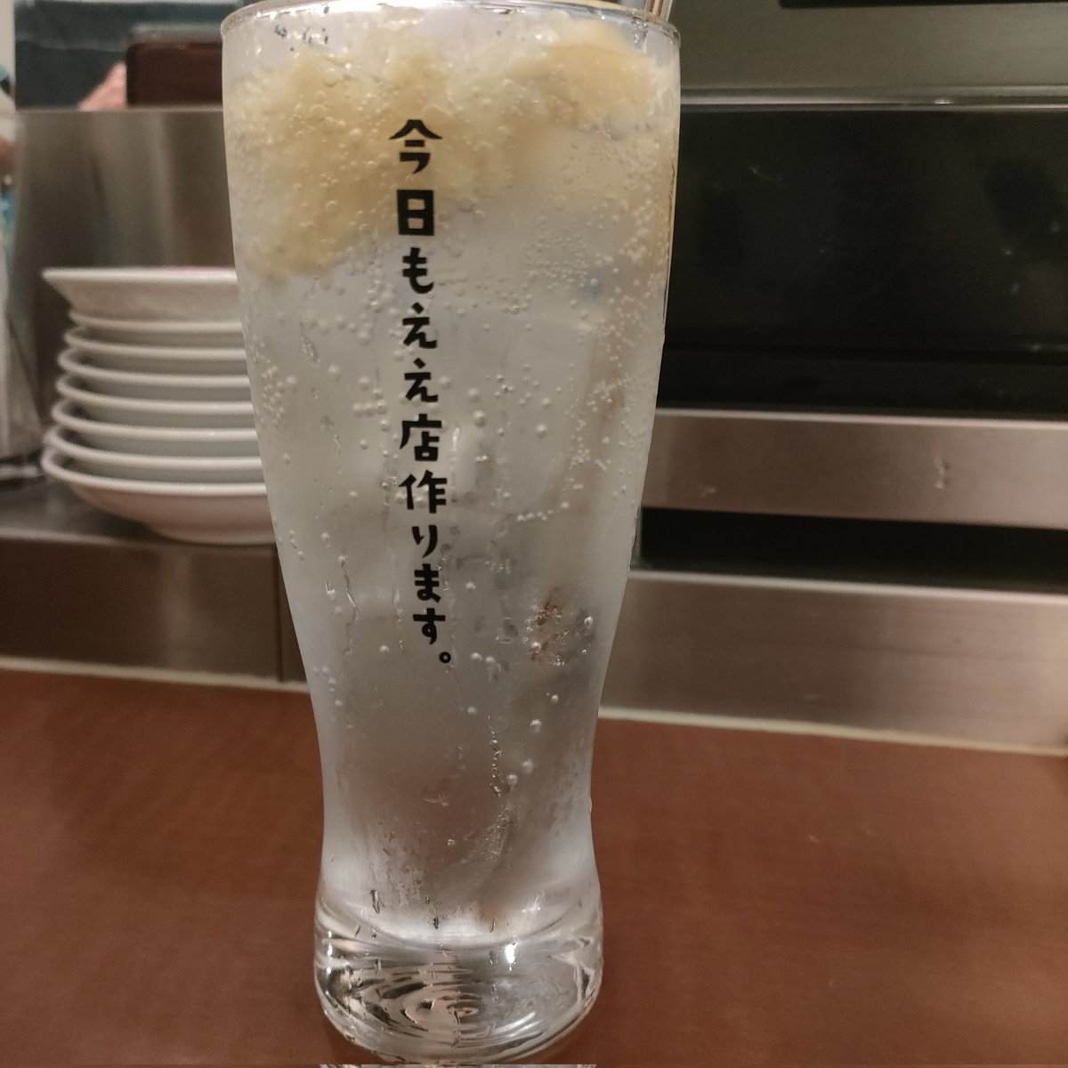 ochi1230's tweet photo. 大阪は飲み屋の誘惑多すぎ
こんなお店多かったら飲みたくなるわ https://t.co/t7OkT9JcII