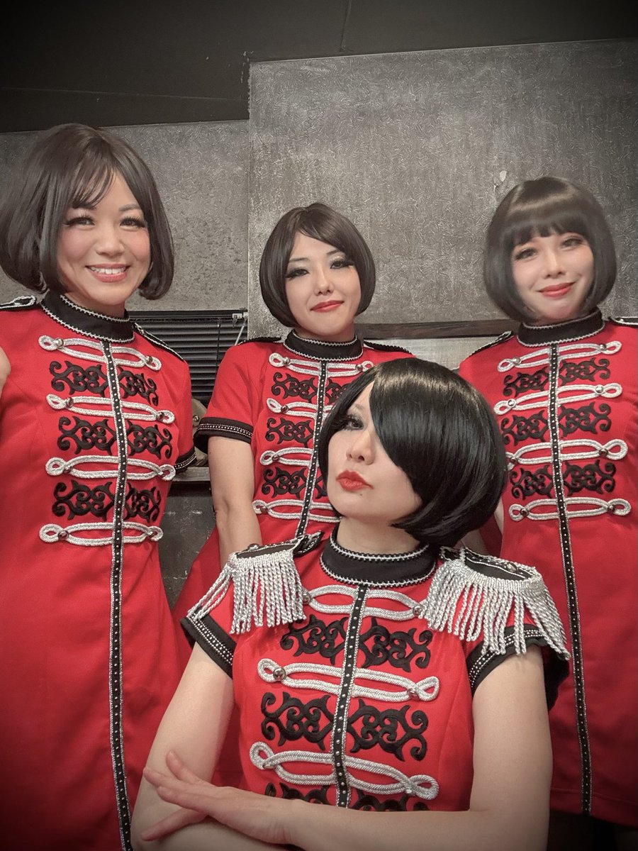 marianne_sama's tweet photo. 終演後に4人でゆるく協議の結果
本日のチームはアワビタケ班と命名された。後付け上等🍄
東雲ってば視野狭いもんだから本番中のアレには全く気付かずでしたケド
色々と男前な電気ギター・ヴィクトリア大泉だったわね🐼
最近のキノコホテルは人材の宝庫過ぎて面白い。多謝🌹 https://t.co/FuoOHEEawB