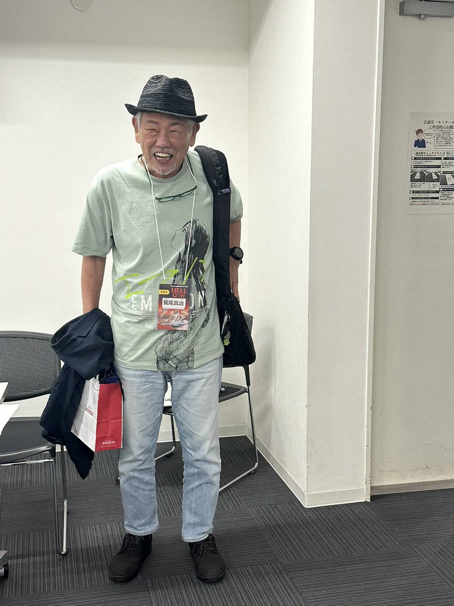 CptBuchi's tweet photo. 「「クロノス・ジョウンターの伝説」はいかに舞台化されたか」

15年前、「クロノス」の企画を立ち上げたのがすべての始まりでした。
これまでも劇団側からゲストにお越しいただき、何度か実施することはできていましたが、今回は梶尾真治先生がいらっしゃるということで打診させていただき、ついに念願の企画が実現しました。

梶尾先生からは、以下のような大変貴重なご感想を直接伺うことができました。

・当時は「舞台化など無理だろう」と思い、「クロノス・ジョウンターを舞台の真ん中に置いてください」とだけリクエストした。
・しかし、初日の舞台を観て、お芝居として見事に成立していることに驚かされた。
・主人公の野方は、舞台版の影響を受けて、どんどんいい人になっていった。

作品の生みの親からこうしたお話を伺うことができ、本当に感無量です。

そして
・まだ書かれていない被験者がいる。今、エマノンを書いているので、それが終わったら取り掛かろうと思う

まだ、物語は続きそうです。嬉しい☺️

#hellcon2026 #日本SF大会