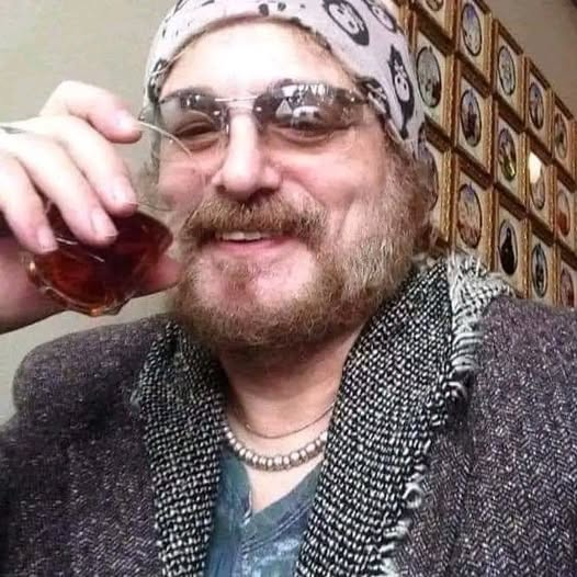 TOPRAK_2_'s tweet photo. "Bütün organlarımı bağışladığım için muhtemelen ölümümden sonra beni size bir poşet içinde verecekler. Fazla kurcalamayın. Cesedimi o poşetle toprağa gömüp, üzerime bir ağaç dikilmesini istiyorum. Mezar taşı istemiyorum. Ne cenazemde, ne de sonrasında 3'üydü, 7'siydi, 40'ıydı gibi bahaneler ile karnınızı şişirmeyin. Ben siz pide yiyin diye ölmedim.
Arkamdan dua da etmeyin, yaşarken yapmadığınız iyiliği öldükten sonra yapmayın, yemem.
İlla birilerine yemek vermek isterseniz sokak hayvanlarına verin. Bu en net isteğimdir. Hiçbir eşyamı bir tanıdığa vermeyin. Aşevlerine ya da sosyal hizmetlere verin. Beni tanıyanlar bilir, açık sözlüyümdür. O yüzden gönlüm ister ki hepinizden önce öleyim. Sonraya kalıp da kimsenin ölüsüyle uğraşamam. Arkamdan da atıp tutabilirsiniz, rahat olun. Sizinle mi uğraşacağım? Ne güzel ölmüşüm.
Ve evet.. Hayvanları insanlardan daha çok seviyorum."
Harun Kolçak
Anısına saygıyla 🥀