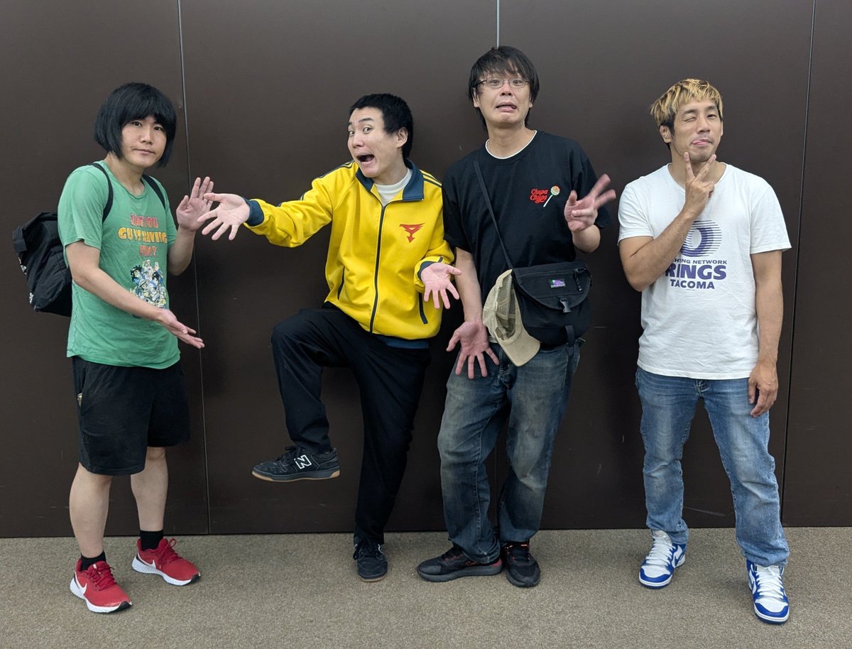 el_ueda's tweet photo. 9年半ぶり4人でライブ
#前回の打ち上げは吉野家
#今回はガスト
#成り上がり https://t.co/W8QVW4Jl7w
