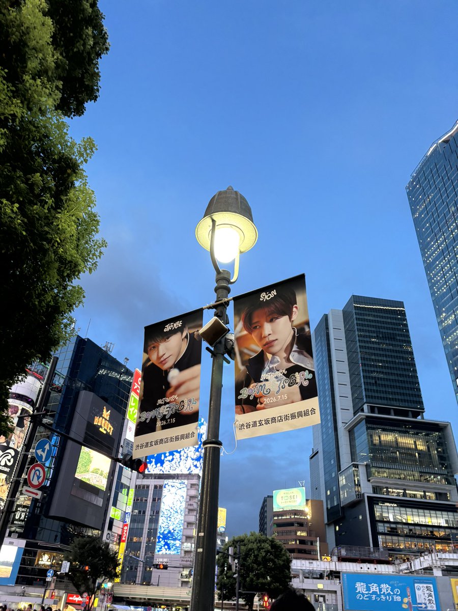 th0X25's tweet photo. サクリョ渋谷、、？私も昨日の夕方渋谷でフラッグ撮ってたけど‼️wwwwwww https://t.co/AbHD2fuaI1