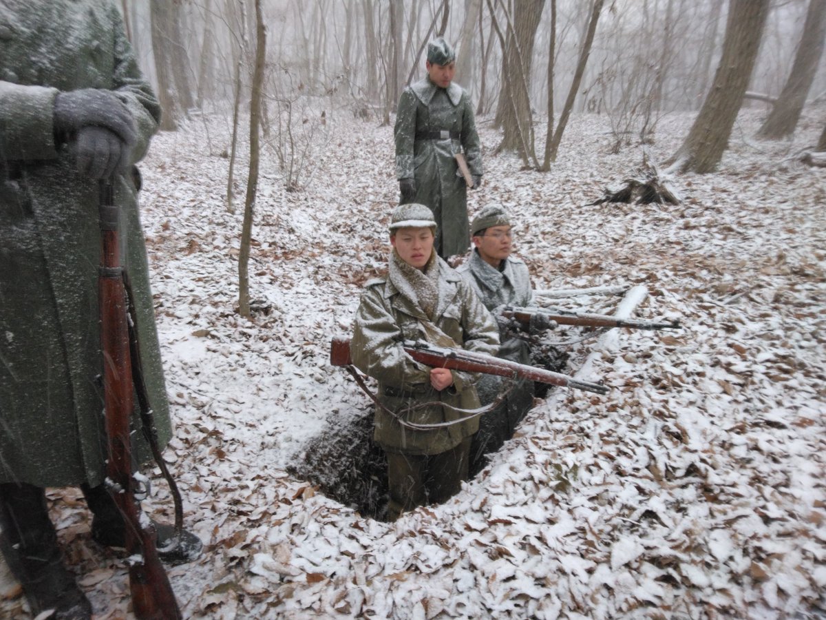 19Infanterie's tweet photo. #新年会2026
 遅ればせながら本年も伊香保にて新年会が開催された！新年会では、まず歩哨訓練を実施し、歩哨が守るべき一般守則・特別守則など基礎的な所から教育が実施された！雪が降り頻る中、各人は警戒・監視といったそれぞれの与えられた任務を遂行し敵情に絶えず鋭い眼光を向けるのであった！！ https://t.co/lm7VmtzEFg