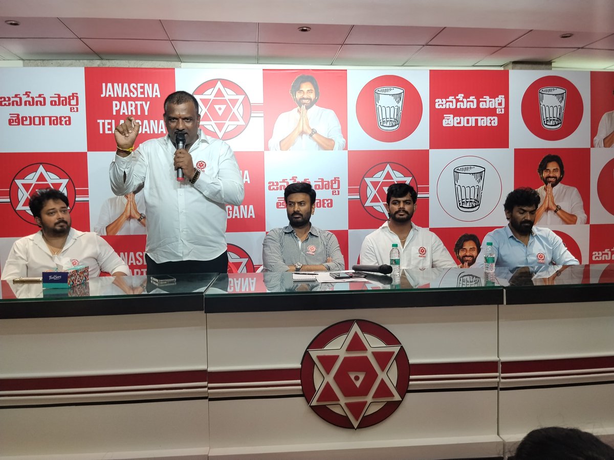 JSPTelangana's tweet photo. తెలంగాణ రాష్ట్రంలో జనసేన పక్షాన పని చేస్తోన్న సోషల్ మీడియా ప్రతినిధులతో ప్రత్యేక సమావేశం హైదరాబాద్ జనసేన తెలంగాణ రాష్ట్ర కార్యాలయంలో జరిగింది. గత పన్నెండేళ్లుగా పార్టీ ప్రచార కార్యక్రమాల్లో ఉత్సాహంగా పనిచేస్తోన్న సోషల్ మీడియా ప్రతినిధుల సేవలను తెలంగాణ నాయకత్వం ఈ సందర్భంగా ప్రత్యేకంగా కొనియాడారు. తెలంగాణ రాష్ట్రంలో జనసేన పార్టీ మరింత బలోపేతం దిశగా పని చేయాలని పిలుపునిచ్చారు. భవిష్యత్తు కార్యక్రమాలను గురించి చర్చించారు. జనసేన నాయకులు సాయి ఈశ్వర్ రెడ్డి ఆధ్వర్యంలో జరిగిన ఈ కార్యక్రమంలో జనసేన పార్టీ ప్రధాన కార్యదర్శి శ్రీ తాళ్లూరి రామ్, రాష్ట్ర ఇన్‌చార్జ్ శ్రీ నేమూరి శంకర్ గౌడ్, ప్రచార కార్యదర్శి శ్రీ సాగర్ ఆర్.కె. నాయుడు, శ్రీ అల్లాడి తనీష్ పాల్గొన్నారు. తెలంగాణ రాష్ట్ర నలుమూలల నుండి సోషల్ మీడియా ప్రతినిధులు హాజరయ్యారు.

#JSPTelanganaSocialMedia #JSPForTelangana #JanaSenaTelangana