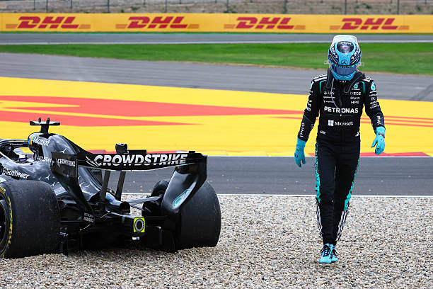 MercedesAMGF1BR's tweet photo. George Russell afirma que teve problemas na parte elétrica após a largada:

"Eu fiz uma boa largada. Fiz uma ótima primeira curva e estava bem colado atrás do Verstappen, mas por algum motivo, a bateria decidiu não recarregar na Curva 1." 

"A bateria não carregou e eu saí da primeira curva com 35% a menos. E como não carregou, também tive um problema de boost. O turbo não se ajustou, então não tive potência. Cheguei ao topo da Eau Rouge com 0% na bateria. Francamente, foi perigoso. Fui ultrapassado por três carros. Eu não deveria ter estado naquela posição em primeiro lugar. É por isso que estou o mais bravo"