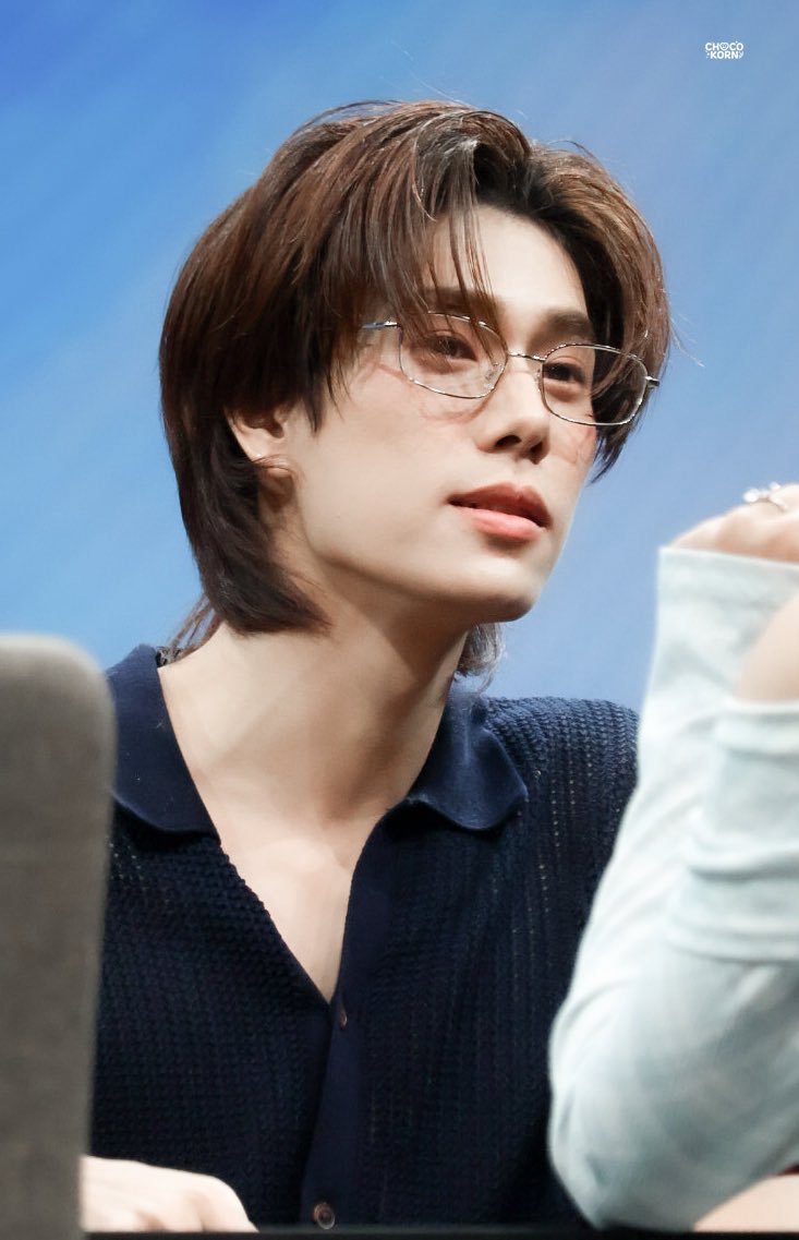 gurthcxme's tweet photo. ไอเลิฟปอนพุใส่แว่นมาก แว่นที่จริงใจสุดๆ หล่ออะ y—y https://t.co/PeFEUpJmI9