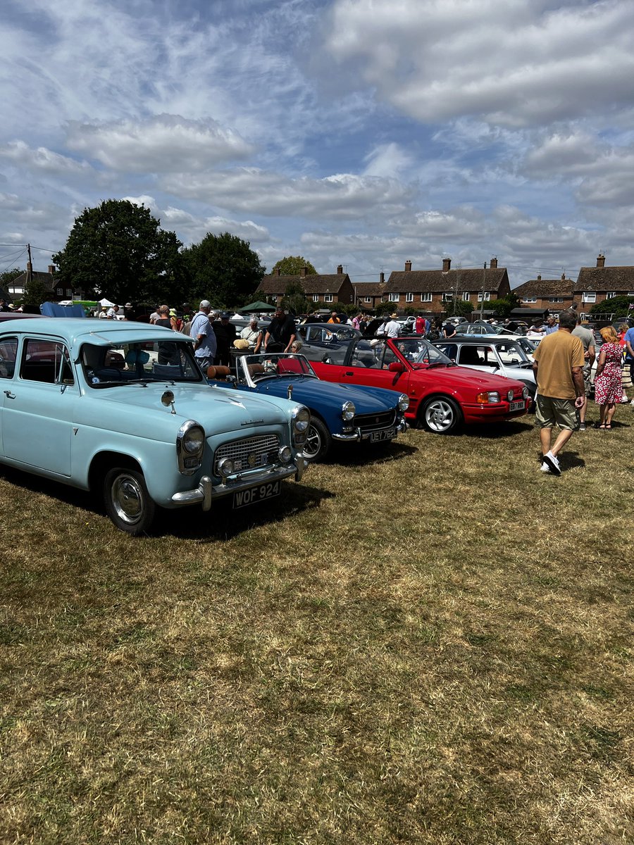 jcrfear's tweet photo. Lovely day out with Mrs F and Bridget at #Appledore car show. So many beautiful cars. There are some very clever people out there keeping these things alive for us all to enjoy #cars https://t.co/1cTNiJOROc