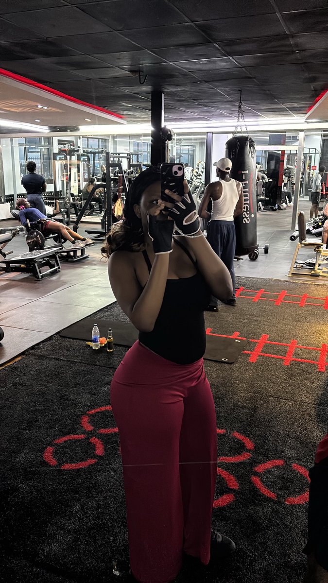 sterlinn_'s tweet photo. Tops from temu , gym fits , gloves and gym shoe from temu, my phone pouch also from temu https://t.co/GwQgeHl10C