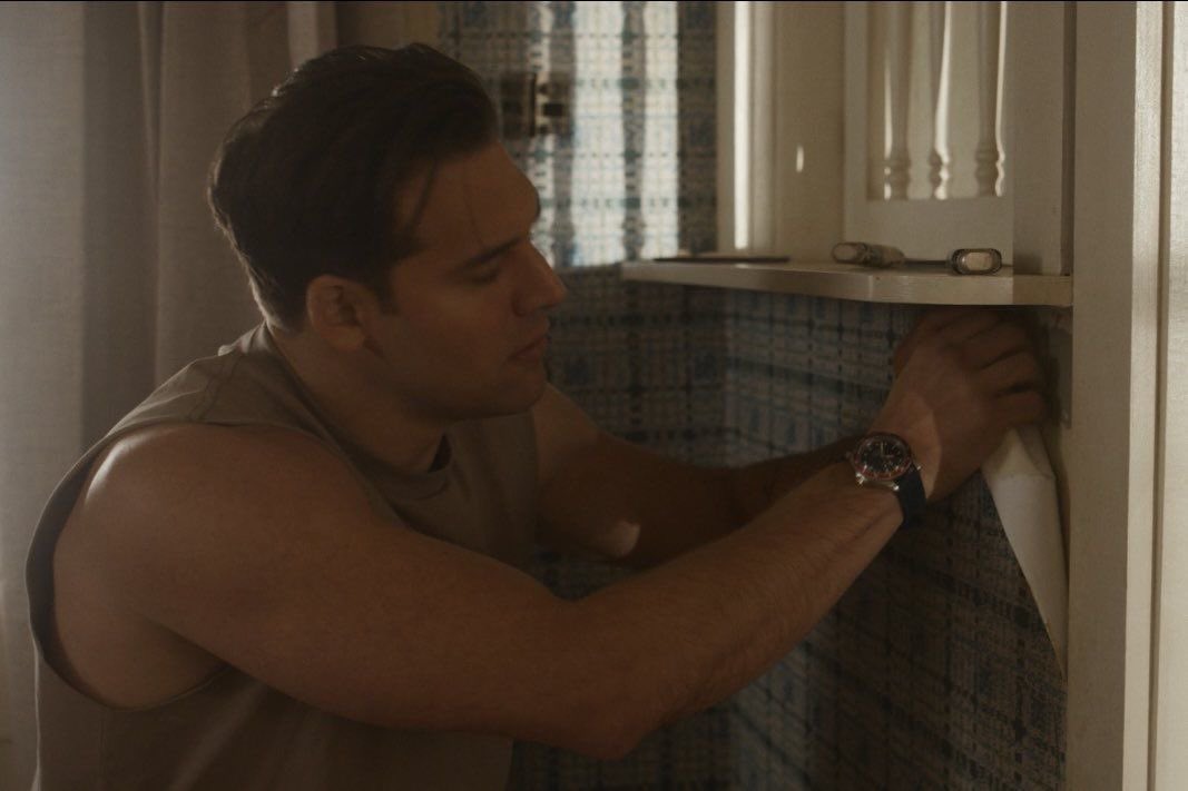 bucksleftpec's tweet photo. nom nom. nom. The arms. like???? the cut out sleeves. 😍❤️‍🩹 https://t.co/QP0nm0gucJ