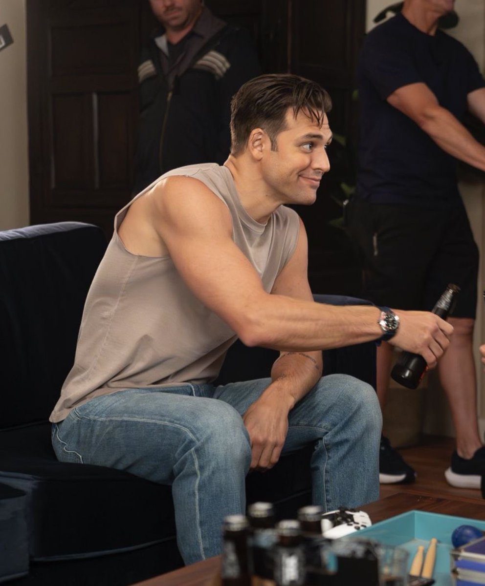 bucksleftpec's tweet photo. nom nom. nom. The arms. like???? the cut out sleeves. 😍❤️‍🩹 https://t.co/QP0nm0gucJ