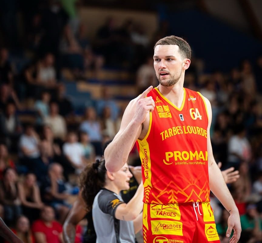 Be_BasketFr's tweet photo. 🧱 Matthias Flosse traverse les Pyrénées 

Après une demi-saison à plus de 9 points et 6 rebonds avec Tarbes-Lourdes, l’intérieur de 2,10 m rejoint Toulouse et une raquette également renforcée par Will Butler 🏀

➡️ https://t.co/MdT1UOuuqT

📸 Union Tarbes Lourdes Pyrénées Basket https://t.co/Ga2sFPlZkt