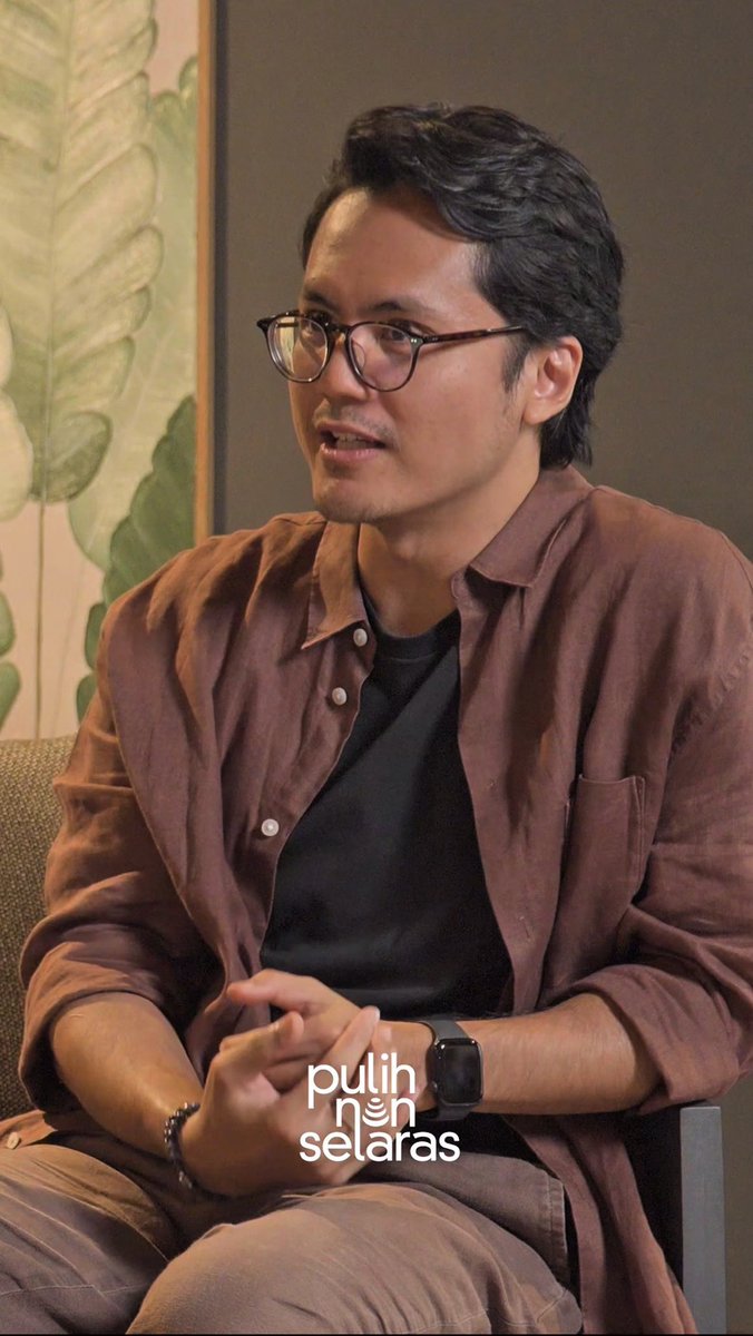 AdjieSanPutro's tweet photo. Apa memaafkan harus balikan akrab lagi?

Tika Panggabean (Project Pop): “Kalau aku pikir ada orang yang menyakiti kita, mengkhianati kita, dan kita sakit hati sekali sebenarnya tugas kita adalah satu memaafkan.

Iya, seperti Odi bilang, mengikhlaskan. Tapi kita boleh kok untuk tidak membuka pintu lagi, dalam artian untuk kembali akrab lagi gitu, sangat boleh.

Kadang ada orang-orang yang memang suka nggak tahu diri. Udah bersalah dimaafin, dikasih kesempatan, tapi gitu lagi, gitu lagi, mas.

Jadi daripada kita nyakitin diri kita sendiri, kita jaga jarak, tapi bukan berarti membenci, mendendam, nggak, udah segitu aja, ya gitu.”

Saya: “Jadi memaafkan itu tidak harus diikuti dengan berhubungan baik lagi.”

Yosi Mokalu (Project Pop): “Iya, memaafkan sama trust itu 2 hal yang berbeda. Trust you need to earn it.

Kalau memaafkan kan kita memutuskan, saya memutuskan untuk memaafkan kamu, tapi untuk percaya kamu, you need to prove it again.”
