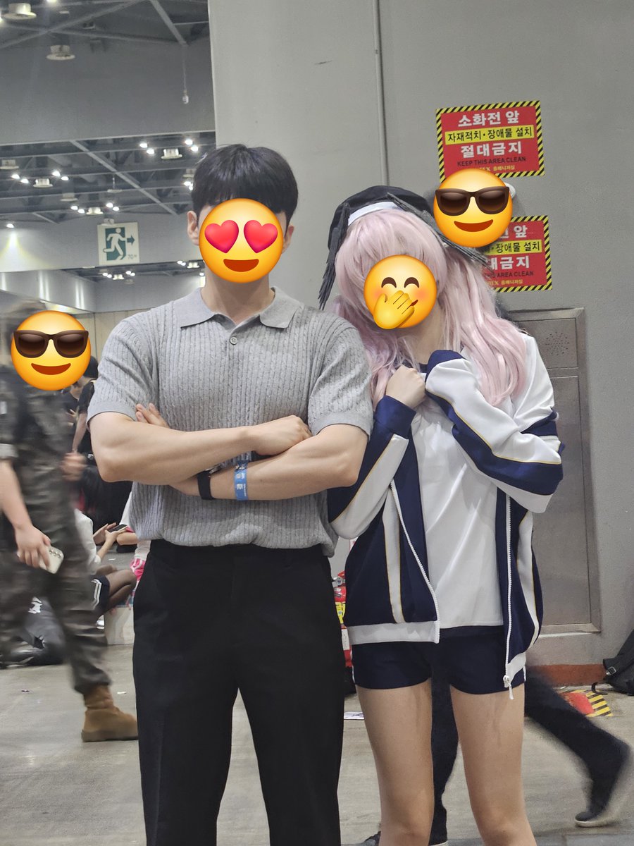 A_StepFoward's tweet photo. 인생 첫 서코 2일차 후?기
그냥 사진 찍는 게 재밌는 노인네
사진 많이 찍고 성불 완료 🙏
#코믹월드 https://t.co/YlvFLGAbv4