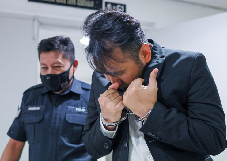 SinarOnline's tweet photo. Doktor pakar dipenjara tujuh tahun, tujuh sebatan kes amang seksual pesakit kanak-kanak lelaki

Tertuduh didapati bersalah atas tujuh pertuduhan melakukan amang seksual terhadap mangsa di sebuah hospital.

BACA: https://t.co/RlsoCN4pN0

#sinarharian #beritaterkini #amangseksual #doktor