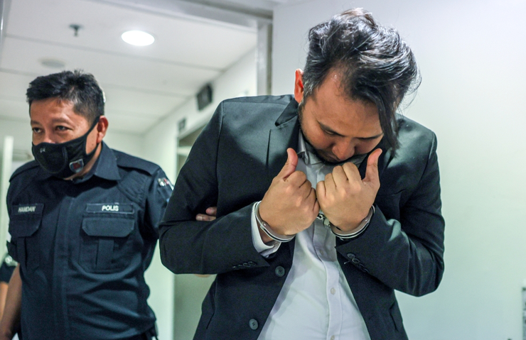 SinarOnline's tweet photo. Doktor pakar dipenjara tujuh tahun, tujuh sebatan kes amang seksual pesakit kanak-kanak lelaki

Tertuduh didapati bersalah atas tujuh pertuduhan melakukan amang seksual terhadap mangsa di sebuah hospital.

BACA: https://t.co/RlsoCN4pN0

#sinarharian #beritaterkini #amangseksual #doktor