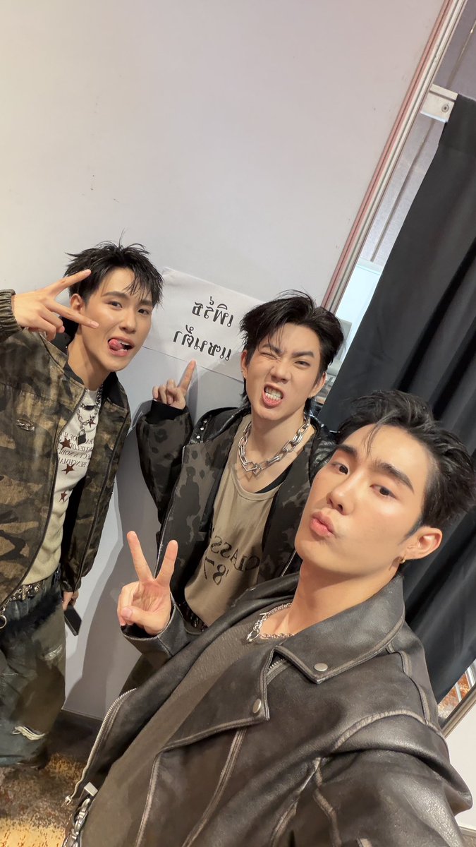 fforcejs's tweet photo. เก่งมากพวกเอ็งทั้ง 2 คน #PerthSantaConcertD2 https://t.co/qm9nm3K5q3