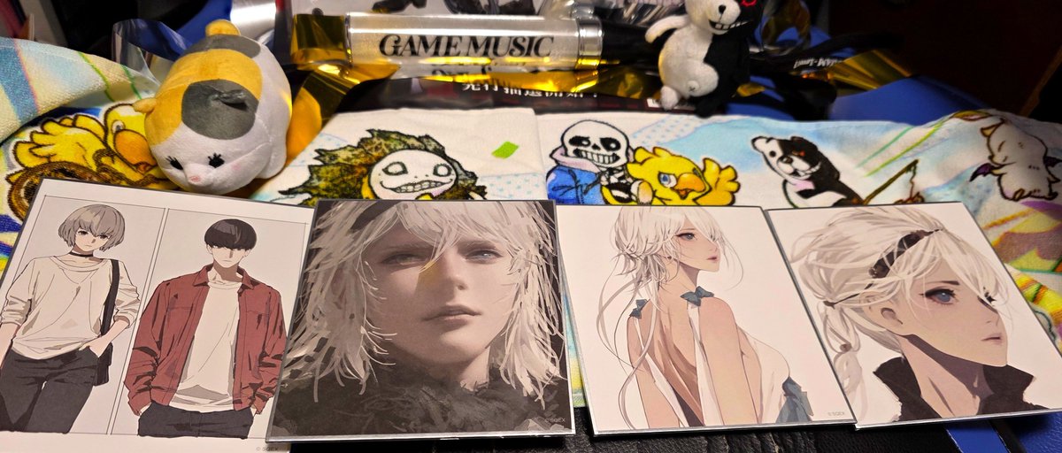 おみやげはこんな感じ。タオルとライト。NieRの色紙、ダンガンロンパの
