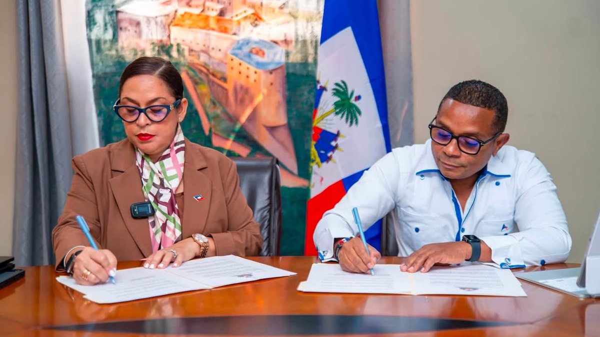 papposthaiti's tweet photo. Cap-Haïtien : lancement des travaux du futur Salon diplomatique de l'aéroport international. 

Les autorités haïtiennes ont lancé, samedi 18 juillet 2026, les travaux de construction du futur Salon diplomatique de l'Aéroport international du Cap-Haïtien. La cérémonie de pose de la première pierre a été présidée par la ministre des Affaires étrangères et des Cultes, Raina Forbin, et le ministre des Travaux publics, Joseph Almathe Pierre-Louis.

Dans l'attente de l'achèvement de l'infrastructure, la gestion du Salon VIP actuellement en service est confiée au ministère des Affaires étrangères et des Cultes afin d'assurer la continuité des prestations protocolaires et diplomatiques.

Le directeur général de l'Autorité Aéroportuaire Nationale (AAN), Bernard Schettini, a annoncé qu'un espace provisoire sera aménagé pour permettre au ministère de poursuivre l'accueil des hautes personnalités haïtiennes et étrangères durant toute la période des travaux.

Selon les autorités, ce nouveau Salon diplomatique s'inscrit dans le programme de modernisation de l'Aéroport international du Cap-Haïtien. Le projet vise à renforcer les capacités d'accueil des délégations officielles, à améliorer les infrastructures aéroportuaires de l'État et à accompagner le développement économique et touristique du Grand Nord.

A l'occasion de la cérémonie, les ministres Raina Forbin et Joseph Almathe Pierre-Louis ont également mis en avant la coordination entre les institutions engagées dans ce chantier, réaffirmant la poursuite des projets de modernisation des infrastructures stratégiques et du dispositif diplomatique national. #PAPPOST #Haiti