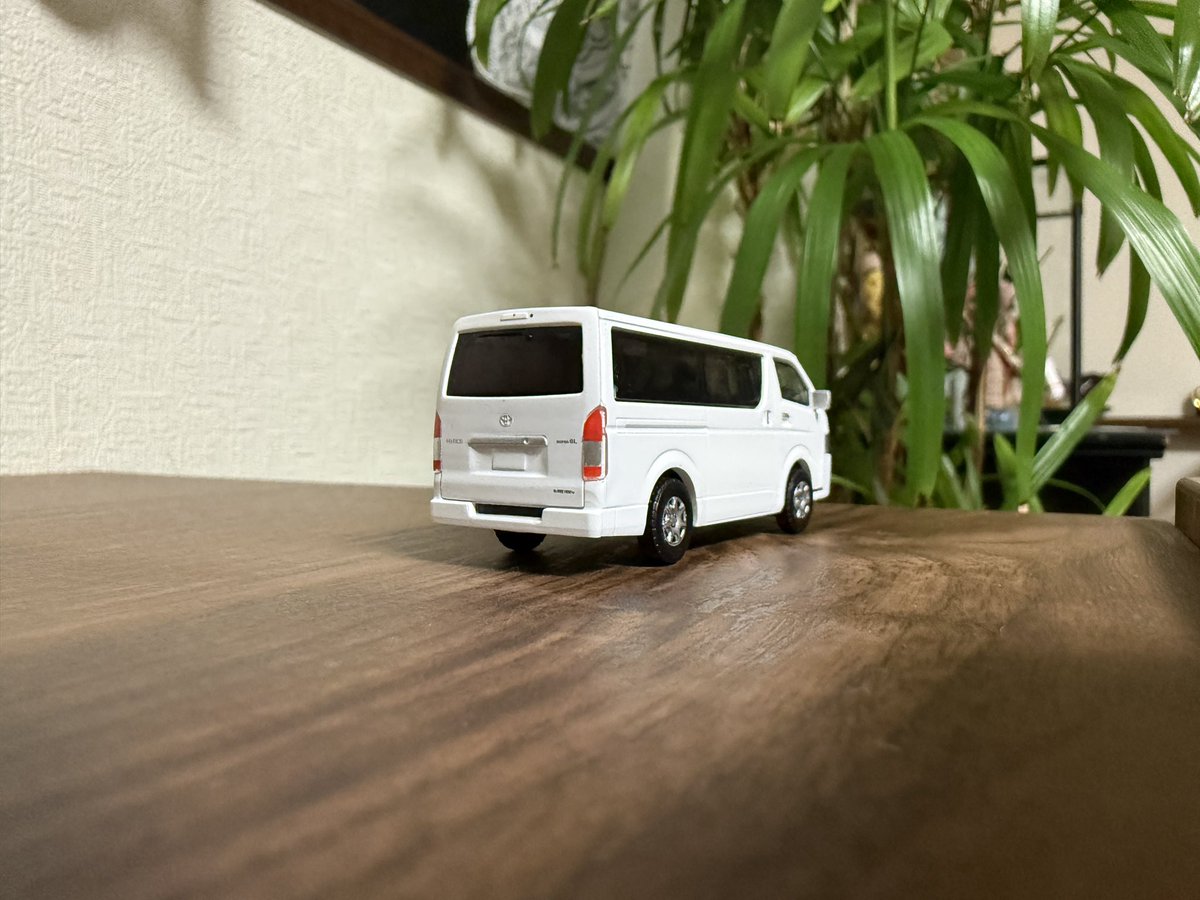 tsuyope_apy's tweet photo. トイズキャビン 1/64 TOYOTA HIACE
開いた状態で固定出来なかったので写真撮っていませんが、リアのドアも開きます😊
#toyscabin #hiace #カプセルトイ #ミニカー https://t.co/ZyWwlgLi5r