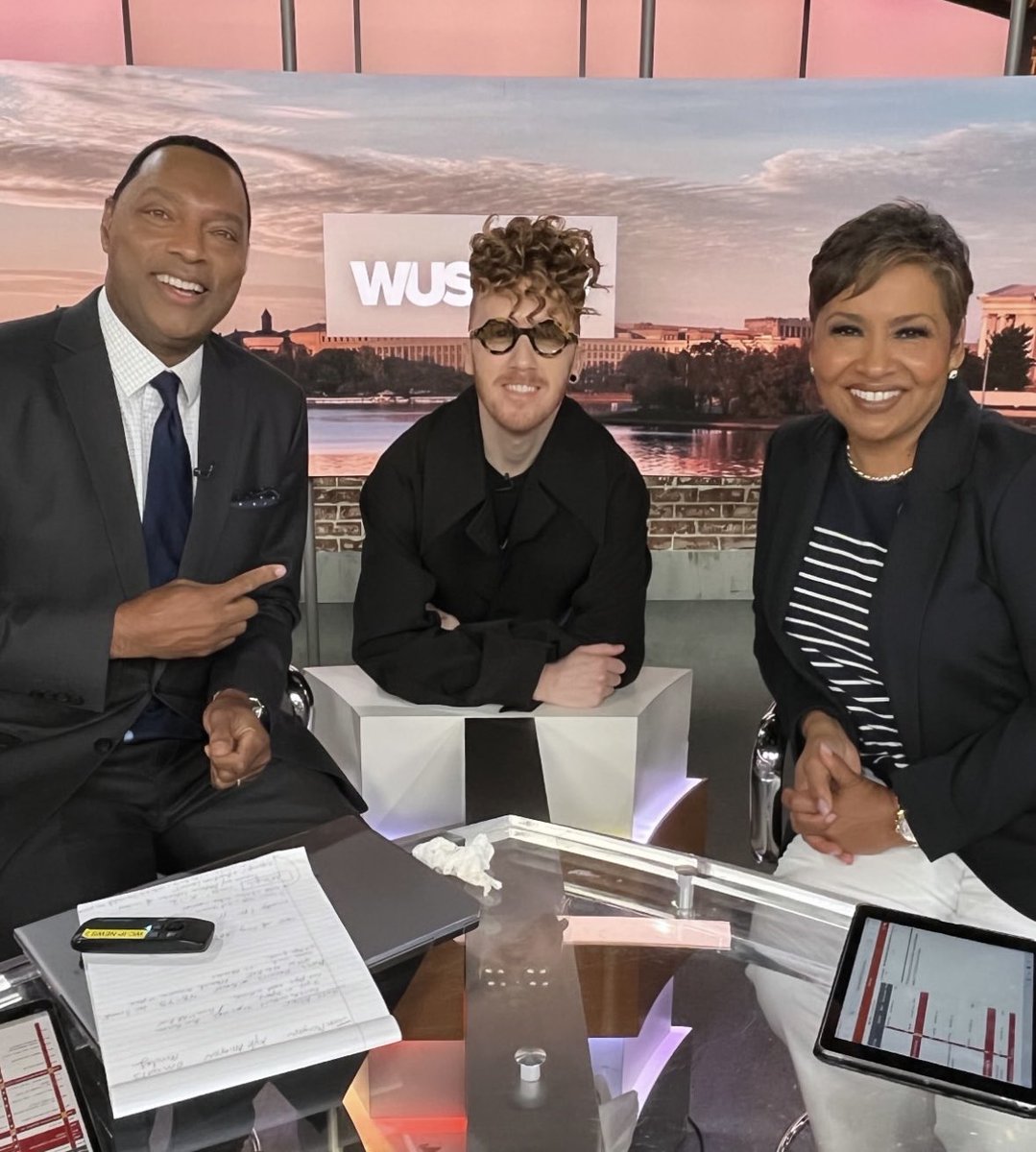 Wisdommartintv's tweet photo. Hanging with singer @DALEYmusic  talking new music w @DCAllisontv https://t.co/bqPdj0KLHH