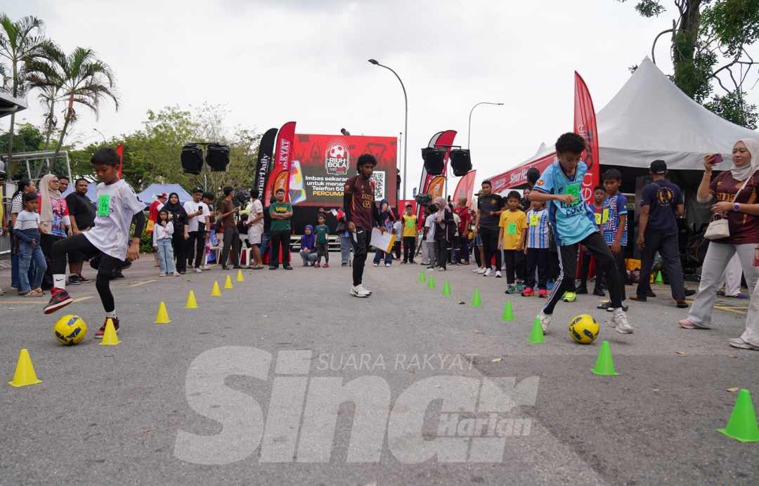 SinarOnline's tweet photo. Aktiviti Gelecek Bola MANTAP redONE Mobile dan Gol Celebration JUARA redONE Mobile memeriahkan program Riuh BOLA SINAR x redOne Mobile x RTM sempena tayangan langsung perlawanan akhir Piala Dunia 2026.
#SinarHarian #RiuhBOLASINAR  #redOne #PialaDunia2026

📷 Foto Sinar Harian - ROSLI TALIB