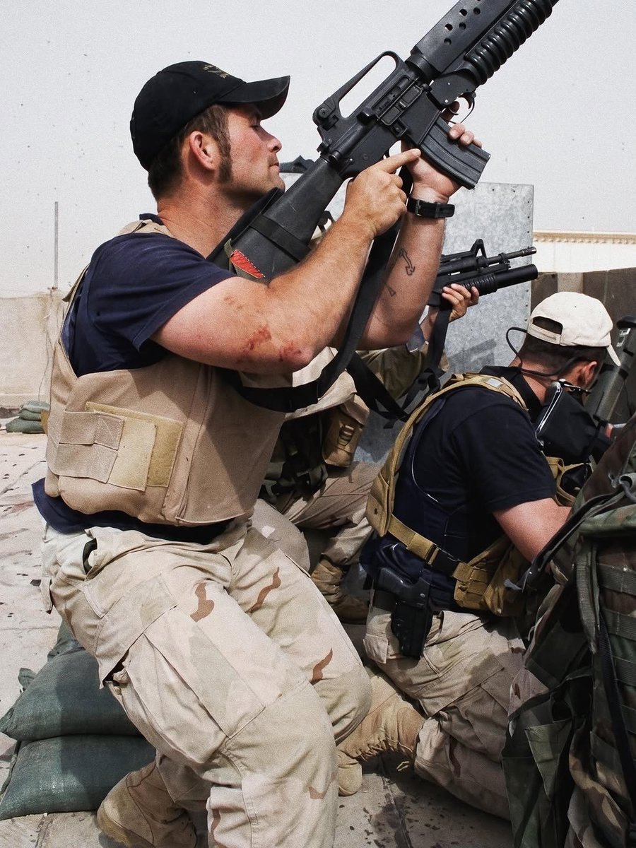 WarFlash_2630's tweet photo. 🇺🇸In 2004, hundreds of insurgents surrounded an American compound in Najaf, Iraq. On the rooftop, only eight Blackwater contractors, several allied soldiers, and a single U.S. Marine held the line under relentless enemy fire.

The Marine was shot near the spine, suffered a devastating eye injury, and kept fighting. Ammunition was nearly gone. The wounded kept piling up. The military rescue they were counting on never came.
